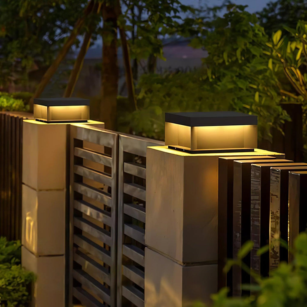 Outdoor-Gartenlampe Quadrat — Wasserdicht IP65 Pfostenleuchte Schwarz Metall & Mattiertes Glas — 20×20×10 cm / 30×30×15 cm / 40×40×20 cm / 50×50×35 cm — Solarpanel oder Netzanschluss — 3000K/4000K/6000K — Einfahrt, Terrasse, Weg & Zaun - Lamylie