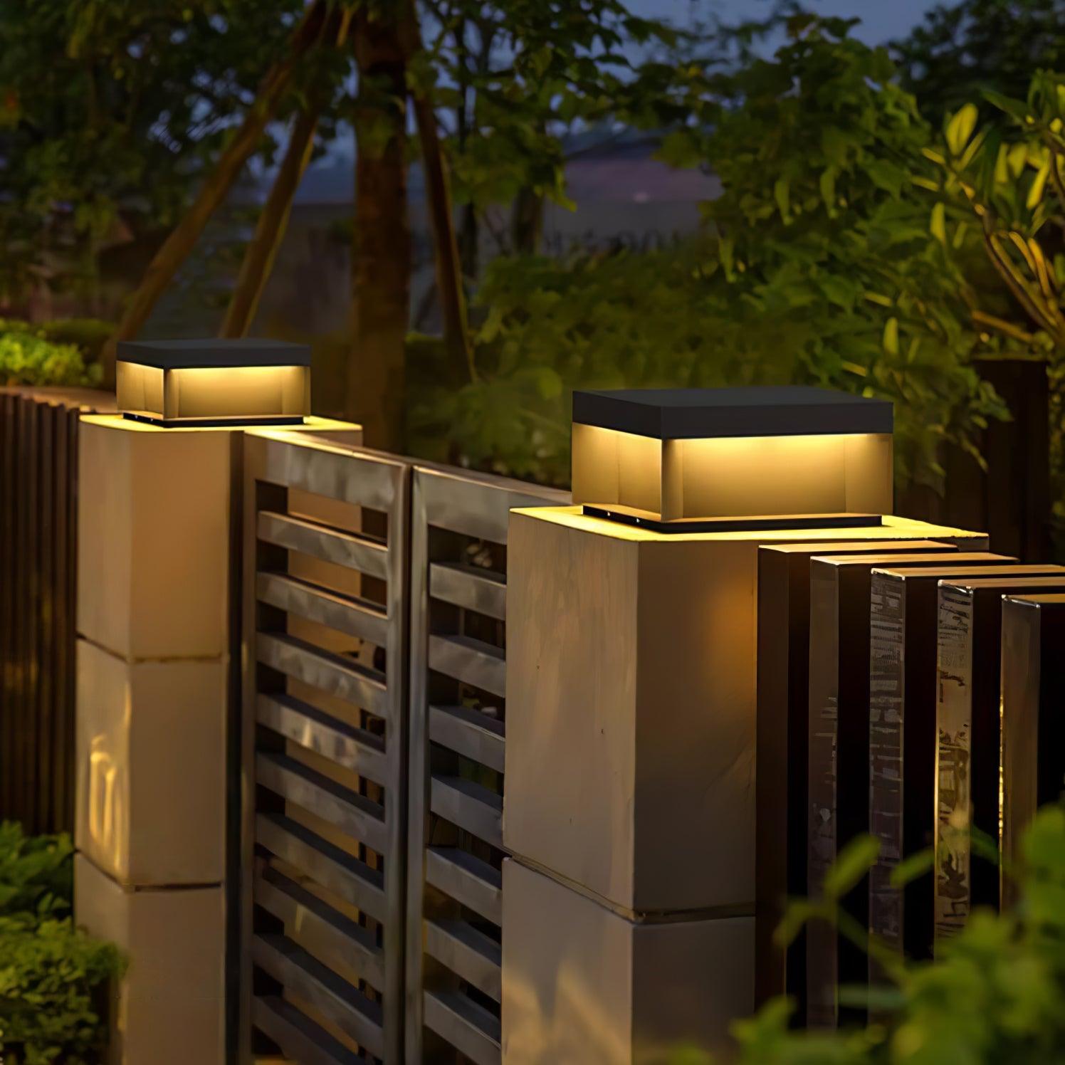 Outdoor-Gartenlampe Quadrat — Wasserdicht IP65 Pfostenleuchte Schwarz Metall & Mattiertes Glas — 20×20×10 cm / 30×30×15 cm / 40×40×20 cm / 50×50×35 cm — Solarpanel oder Netzanschluss — 3000K/4000K/6000K — Einfahrt, Terrasse, Weg & Zaun - Lamylie