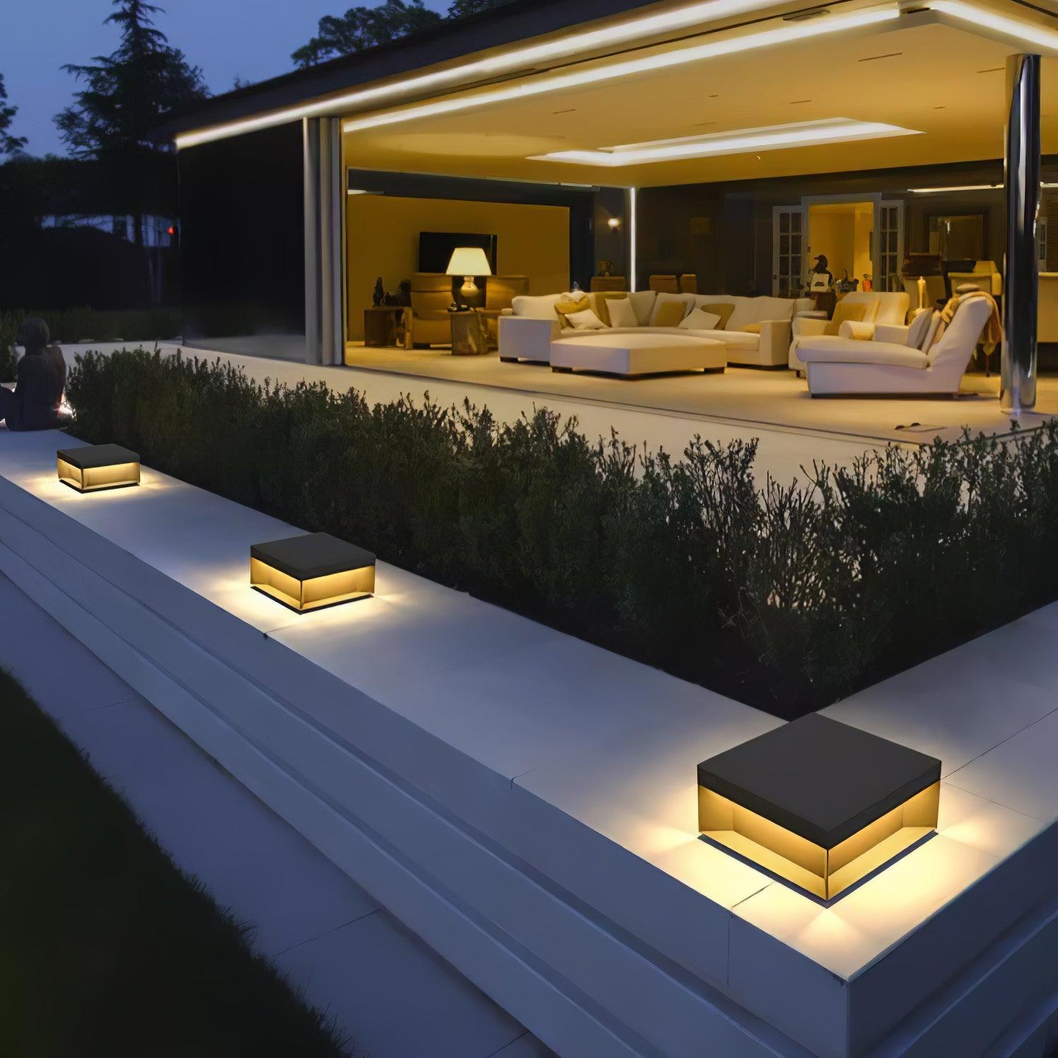 Outdoor-Gartenlampe Quadrat — Wasserdicht IP65 Pfostenleuchte Schwarz Metall & Mattiertes Glas — 20×20×10 cm / 30×30×15 cm / 40×40×20 cm / 50×50×35 cm — Solarpanel oder Netzanschluss — 3000K/4000K/6000K — Einfahrt, Terrasse, Weg & Zaun - Lamylie