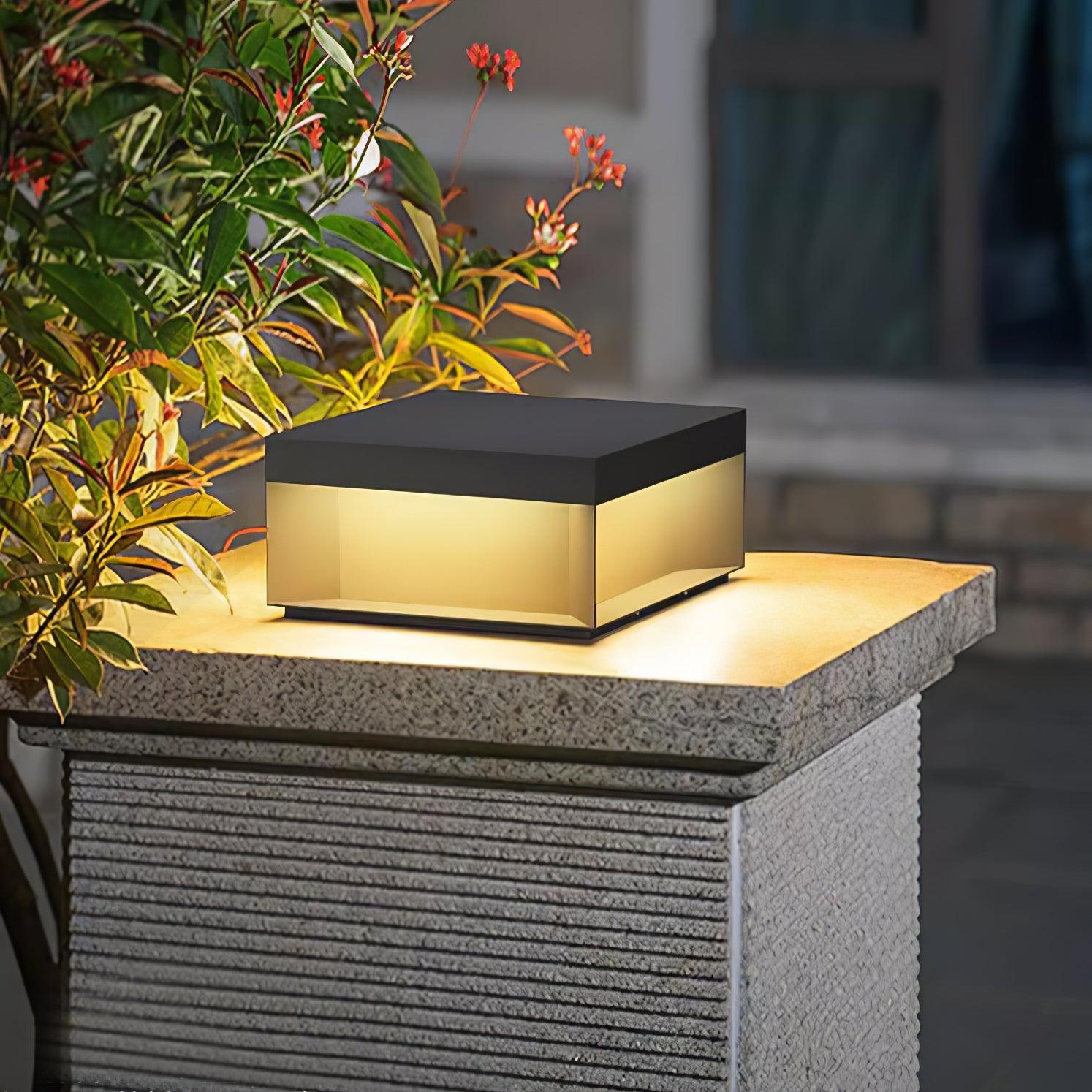 Outdoor-Gartenlampe Quadrat — Wasserdicht IP65 Pfostenleuchte Schwarz Metall & Mattiertes Glas — 20×20×10 cm / 30×30×15 cm / 40×40×20 cm / 50×50×35 cm — Solarpanel oder Netzanschluss — 3000K/4000K/6000K — Einfahrt, Terrasse, Weg & Zaun - Lamylie