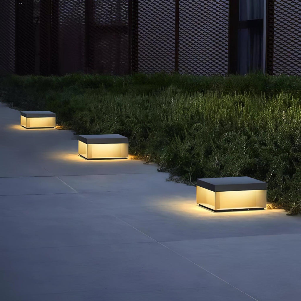 Outdoor-Gartenlampe Quadrat — Wasserdicht IP65 Pfostenleuchte Schwarz Metall & Mattiertes Glas — 20×20×10 cm / 30×30×15 cm / 40×40×20 cm / 50×50×35 cm — Solarpanel oder Netzanschluss — 3000K/4000K/6000K — Einfahrt, Terrasse, Weg & Zaun - Lamylie
