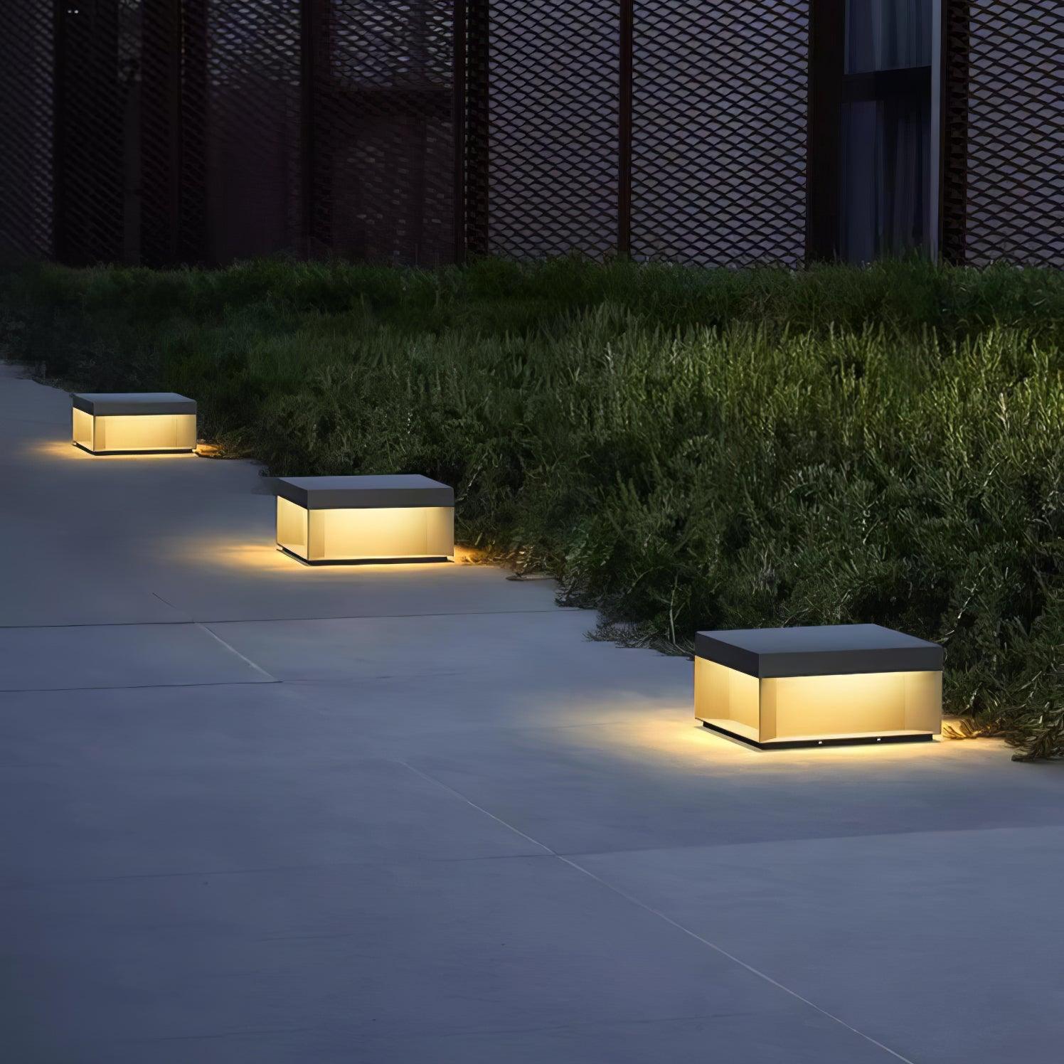 Outdoor-Gartenlampe Quadrat — Wasserdicht IP65 Pfostenleuchte Schwarz Metall & Mattiertes Glas — 20×20×10 cm / 30×30×15 cm / 40×40×20 cm / 50×50×35 cm — Solarpanel oder Netzanschluss — 3000K/4000K/6000K — Einfahrt, Terrasse, Weg & Zaun - Lamylie