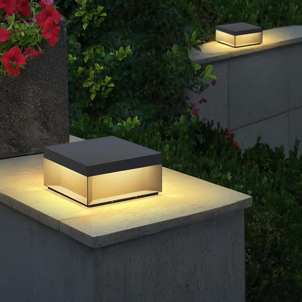 Outdoor-Gartenlampe Quadrat — Wasserdicht IP65 Pfostenleuchte Schwarz Metall & Mattiertes Glas — 20×20×10 cm / 30×30×15 cm / 40×40×20 cm / 50×50×35 cm — Solarpanel oder Netzanschluss — 3000K/4000K/6000K — Einfahrt, Terrasse, Weg & Zaun - Lamylie