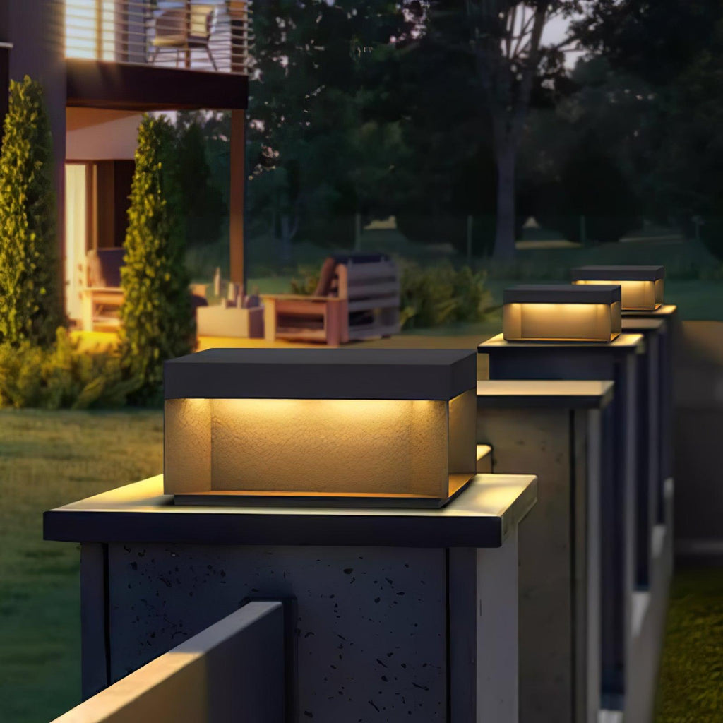 Outdoor-Gartenlampe Quadrat — Wasserdicht IP65 Pfostenleuchte Schwarz Metall & Mattiertes Glas — 20×20×10 cm / 30×30×15 cm / 40×40×20 cm / 50×50×35 cm — Solarpanel oder Netzanschluss — 3000K/4000K/6000K — Einfahrt, Terrasse, Weg & Zaun - Lamylie