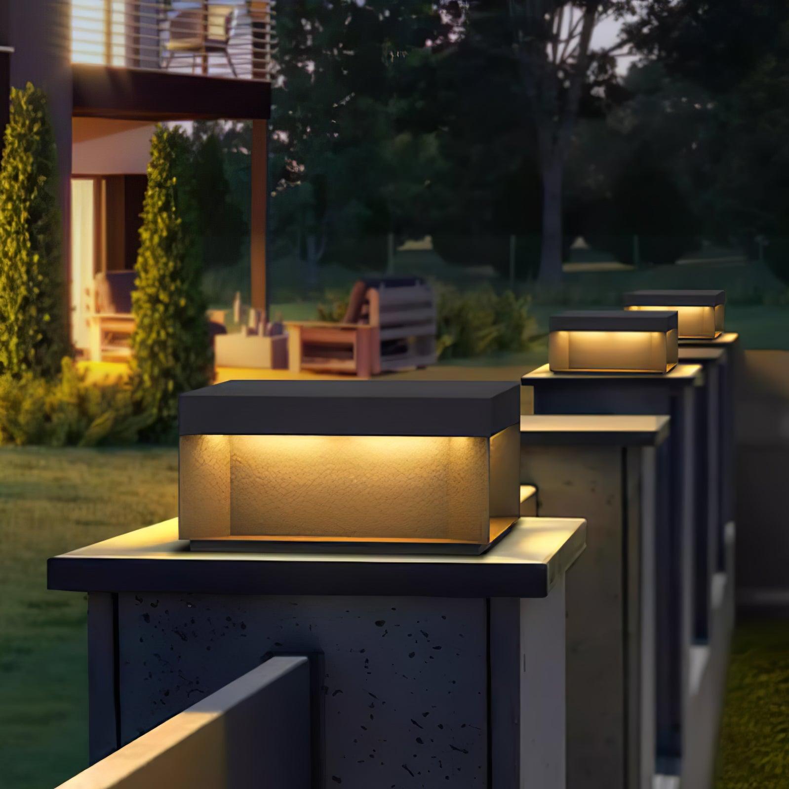 Outdoor-Gartenlampe Quadrat — Wasserdicht IP65 Pfostenleuchte Schwarz Metall & Mattiertes Glas — 20×20×10 cm / 30×30×15 cm / 40×40×20 cm / 50×50×35 cm — Solarpanel oder Netzanschluss — 3000K/4000K/6000K — Einfahrt, Terrasse, Weg & Zaun - Lamylie