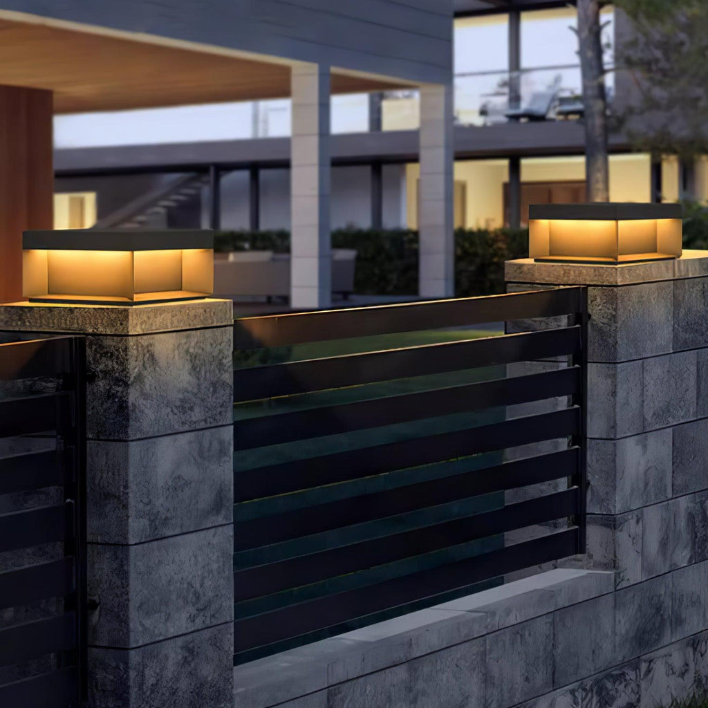 Outdoor-Gartenlampe Quadrat — Wasserdicht IP65 Pfostenleuchte Schwarz Metall & Mattiertes Glas — 20×20×10 cm / 30×30×15 cm / 40×40×20 cm / 50×50×35 cm — Solarpanel oder Netzanschluss — 3000K/4000K/6000K — Einfahrt, Terrasse, Weg & Zaun - Lamylie