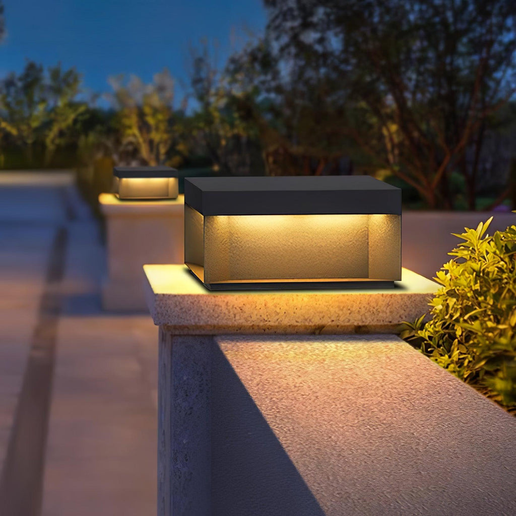 Outdoor-Gartenlampe Quadrat — Wasserdicht IP65 Pfostenleuchte Schwarz Metall & Mattiertes Glas — 20×20×10 cm / 30×30×15 cm / 40×40×20 cm / 50×50×35 cm — Solarpanel oder Netzanschluss — 3000K/4000K/6000K — Einfahrt, Terrasse, Weg & Zaun - Lamylie