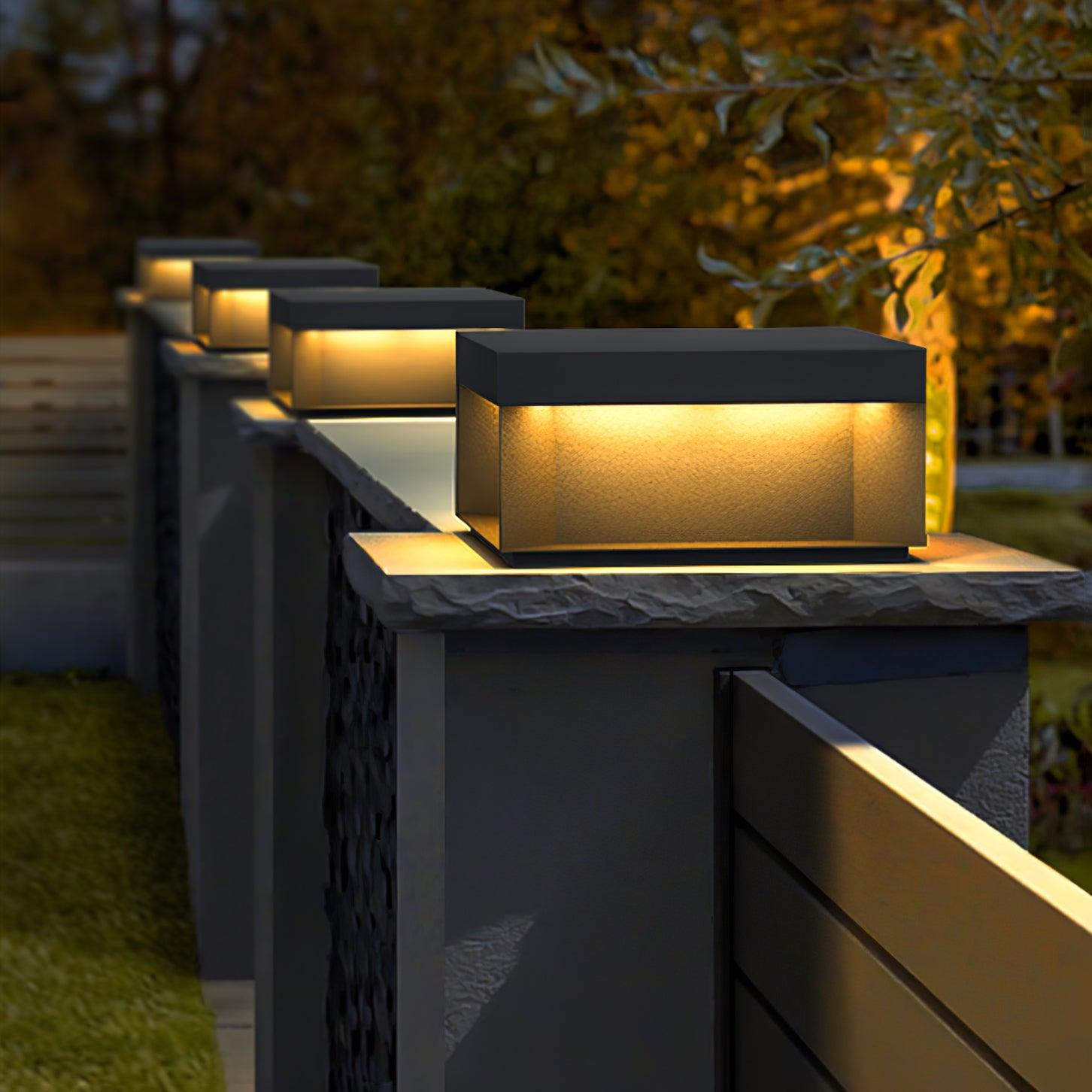 Outdoor-Gartenlampe Quadrat — Wasserdicht IP65 Pfostenleuchte Schwarz Metall & Mattiertes Glas — 20×20×10 cm / 30×30×15 cm / 40×40×20 cm / 50×50×35 cm — Solarpanel oder Netzanschluss — 3000K/4000K/6000K — Einfahrt, Terrasse, Weg & Zaun - Lamylie