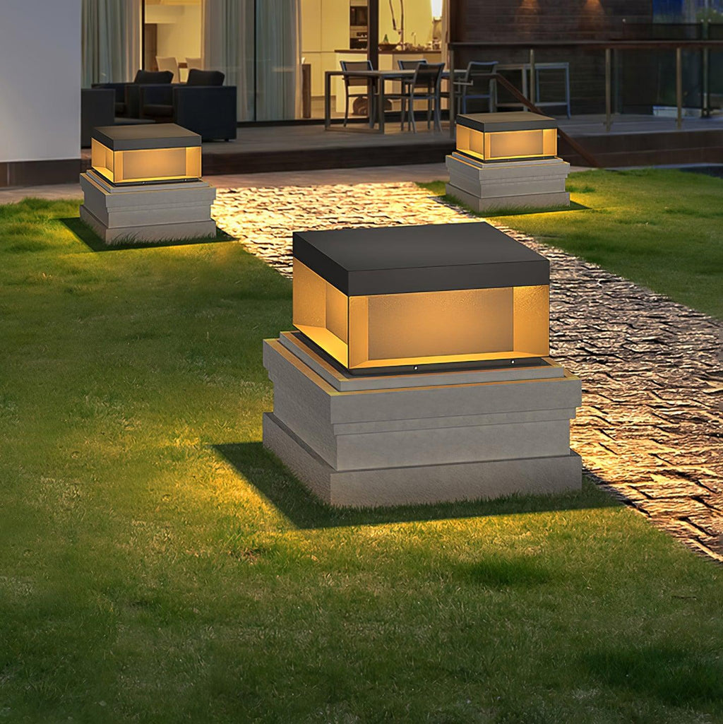 Outdoor-Gartenlampe Quadrat — Wasserdicht IP65 Pfostenleuchte Schwarz Metall & Mattiertes Glas — 20×20×10 cm / 30×30×15 cm / 40×40×20 cm / 50×50×35 cm — Solarpanel oder Netzanschluss — 3000K/4000K/6000K — Einfahrt, Terrasse, Weg & Zaun - Lamylie