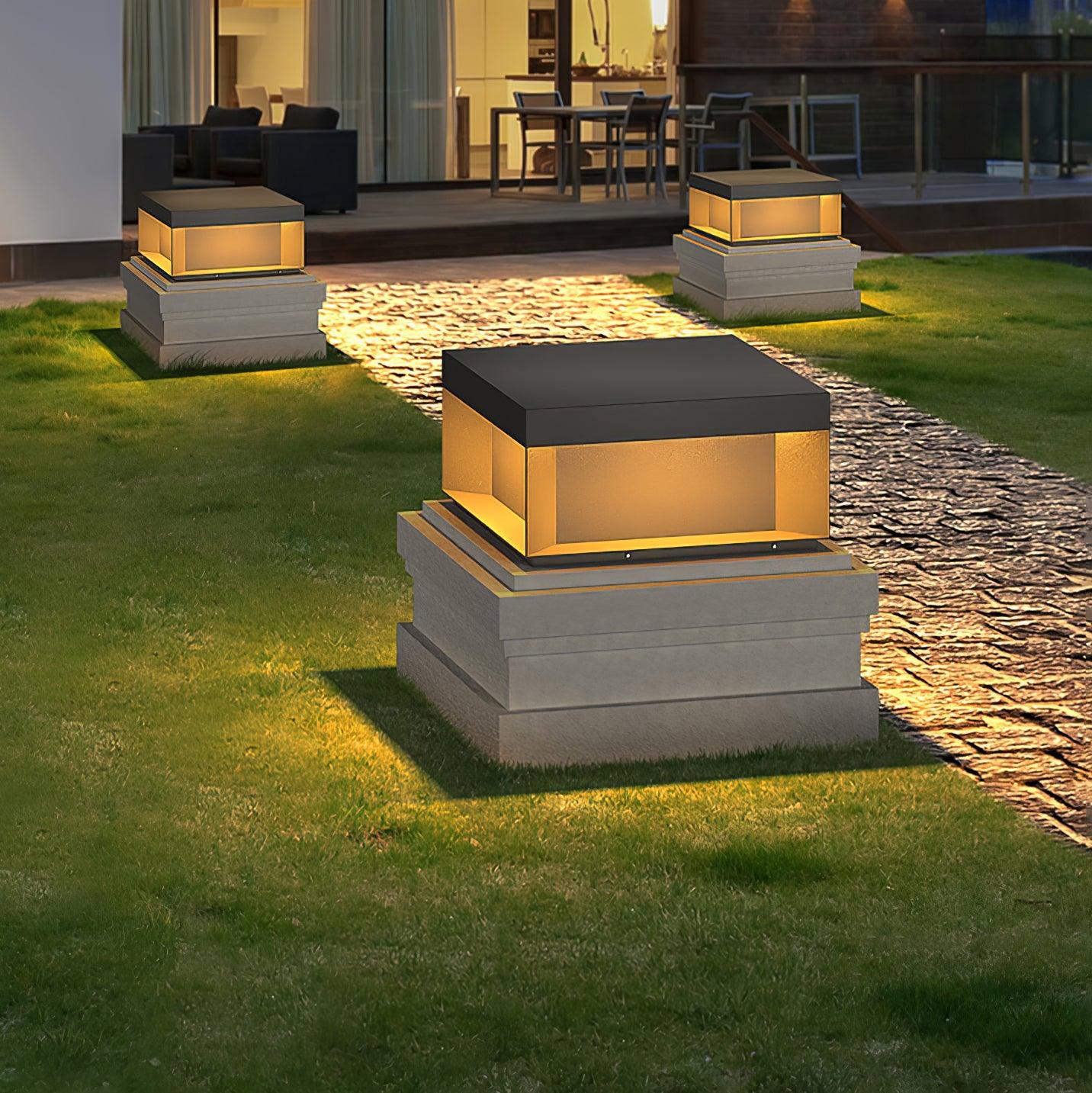 Outdoor-Gartenlampe Quadrat — Wasserdicht IP65 Pfostenleuchte Schwarz Metall & Mattiertes Glas — 20×20×10 cm / 30×30×15 cm / 40×40×20 cm / 50×50×35 cm — Solarpanel oder Netzanschluss — 3000K/4000K/6000K — Einfahrt, Terrasse, Weg & Zaun - Lamylie