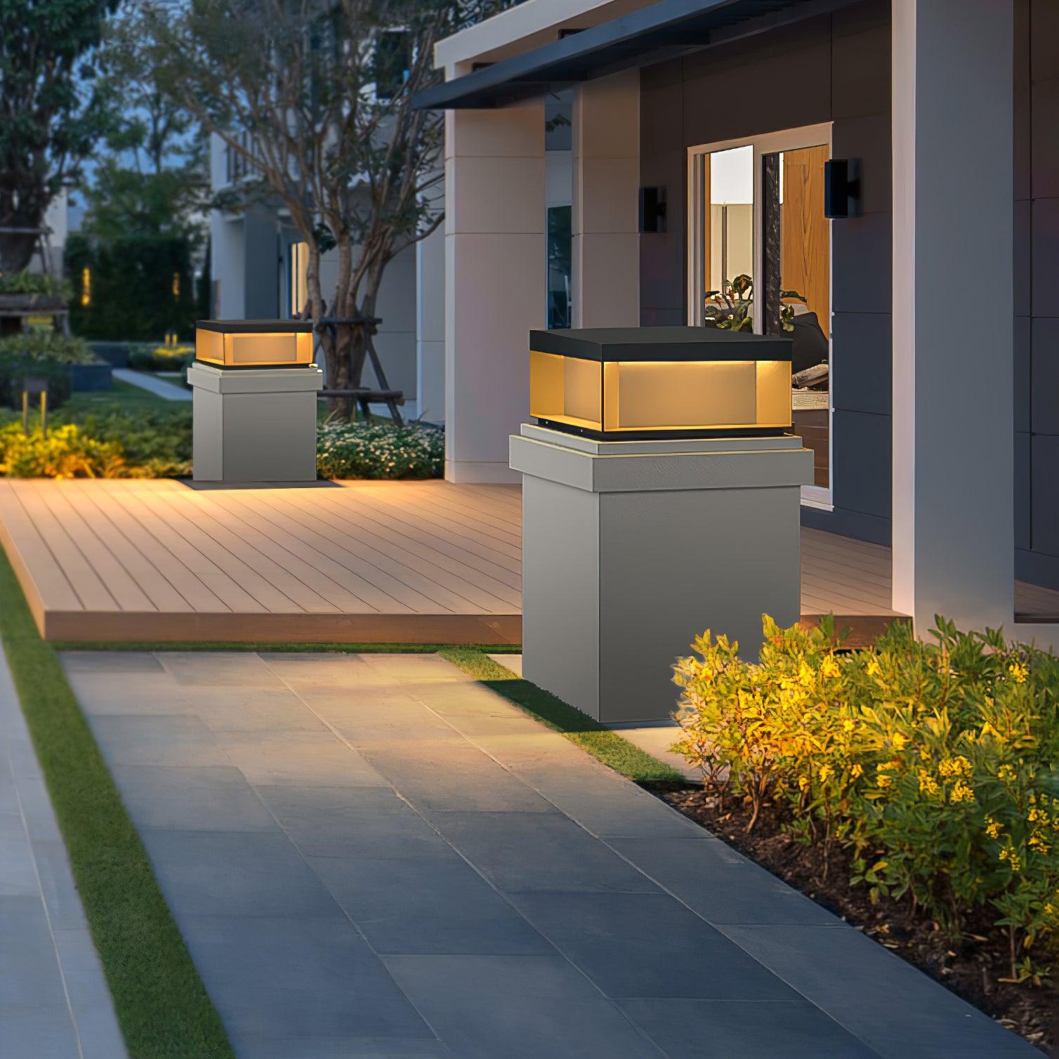 Outdoor-Gartenlampe Quadrat — Wasserdicht IP65 Pfostenleuchte Schwarz Metall & Mattiertes Glas — 20×20×10 cm / 30×30×15 cm / 40×40×20 cm / 50×50×35 cm — Solarpanel oder Netzanschluss — 3000K/4000K/6000K — Einfahrt, Terrasse, Weg & Zaun - Lamylie