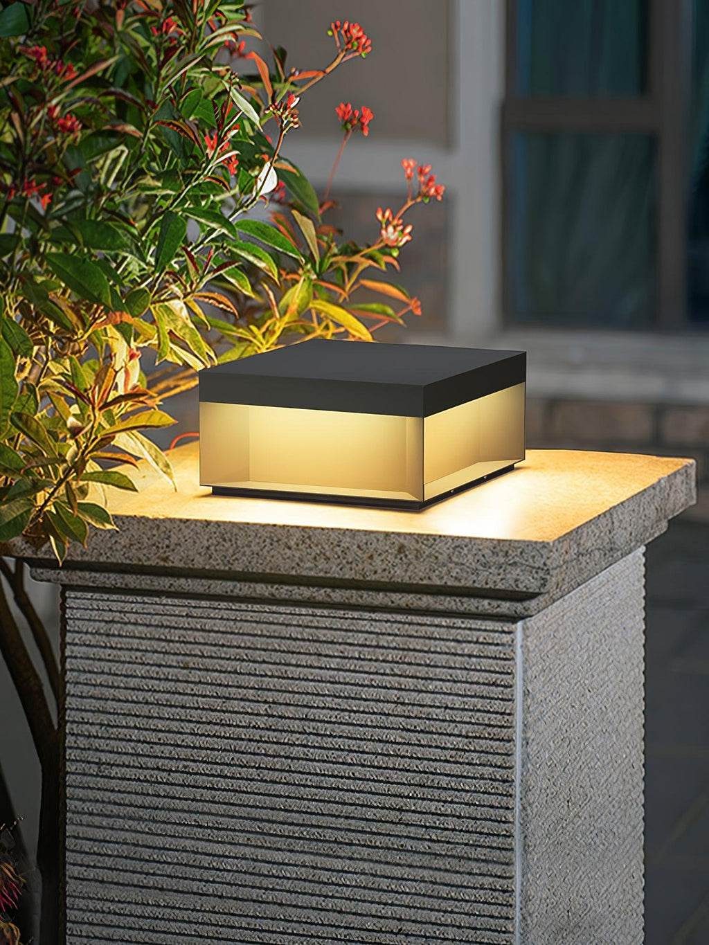 Outdoor-Gartenlampe Quadrat — Wasserdicht IP65 Pfostenleuchte Schwarz Metall & Mattiertes Glas — 20×20×10 cm / 30×30×15 cm / 40×40×20 cm / 50×50×35 cm — Solarpanel oder Netzanschluss — 3000K/4000K/6000K — Einfahrt, Terrasse, Weg & Zaun - Lamylie