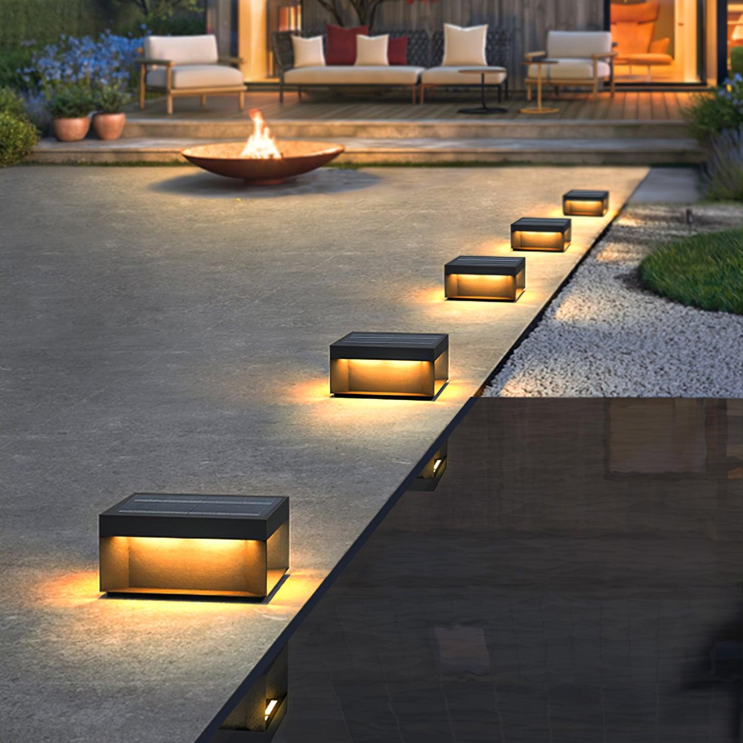 Outdoor-Gartenlampe Quadrat — Wasserdicht IP65 Pfostenleuchte Schwarz Metall & Mattiertes Glas — 20×20×10 cm / 30×30×15 cm / 40×40×20 cm / 50×50×35 cm — Solarpanel oder Netzanschluss — 3000K/4000K/6000K — Einfahrt, Terrasse, Weg & Zaun - Lamylie