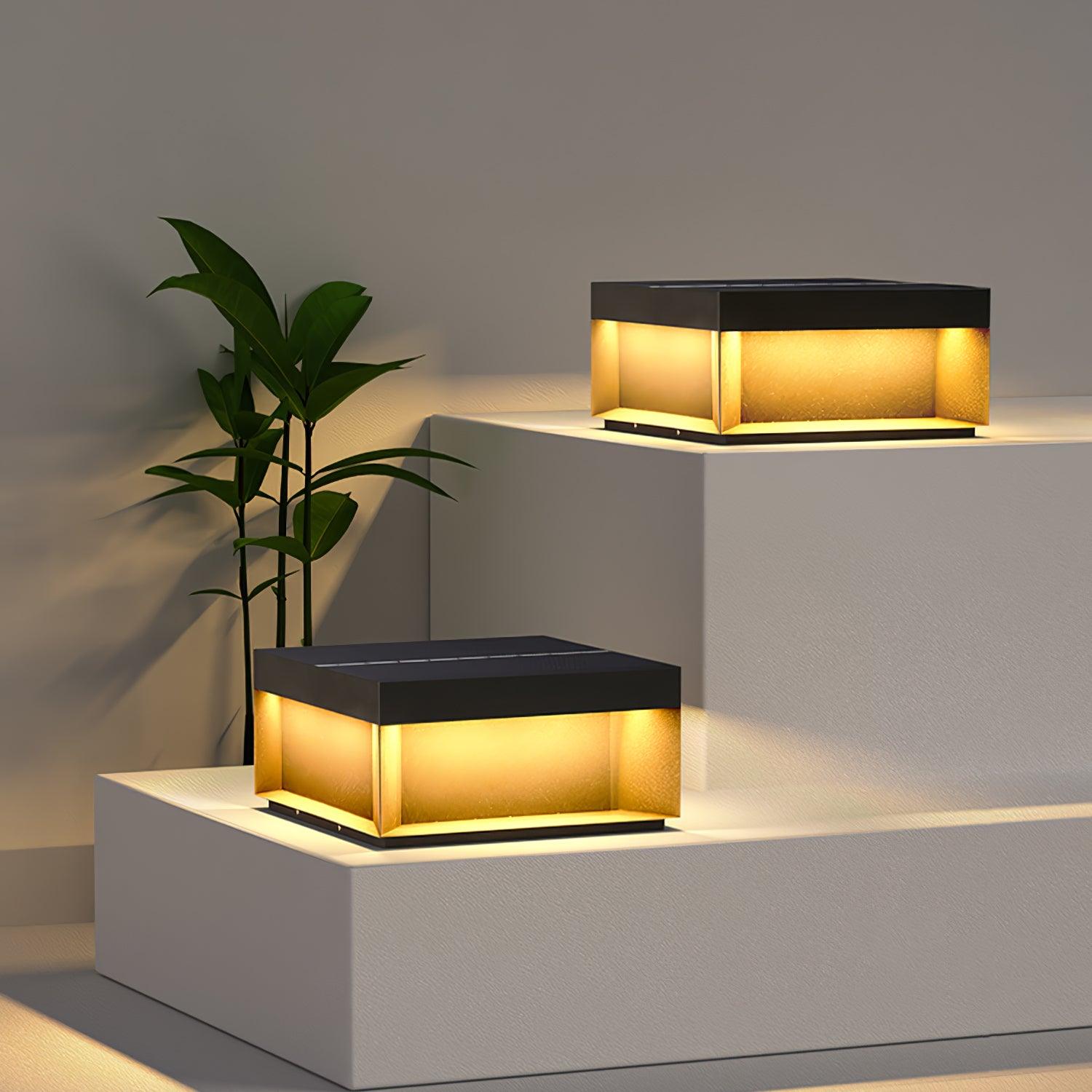 Outdoor-Gartenlampe Quadrat — Wasserdicht IP65 Pfostenleuchte Schwarz Metall & Mattiertes Glas — 20×20×10 cm / 30×30×15 cm / 40×40×20 cm / 50×50×35 cm — Solarpanel oder Netzanschluss — 3000K/4000K/6000K — Einfahrt, Terrasse, Weg & Zaun - Lamylie