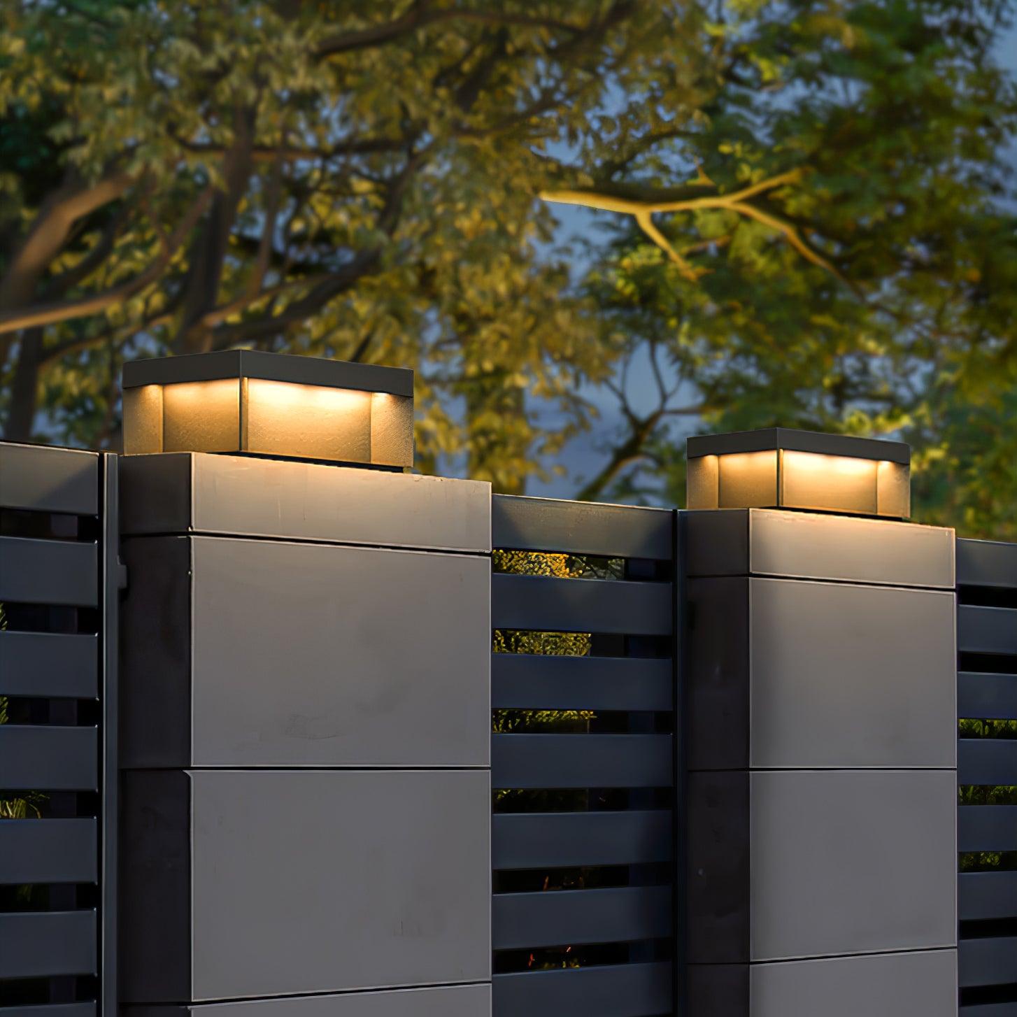 Outdoor-Gartenlampe Quadrat — Wasserdicht IP65 Pfostenleuchte Schwarz Metall & Mattiertes Glas — 20×20×10 cm / 30×30×15 cm / 40×40×20 cm / 50×50×35 cm — Solarpanel oder Netzanschluss — 3000K/4000K/6000K — Einfahrt, Terrasse, Weg & Zaun - Lamylie