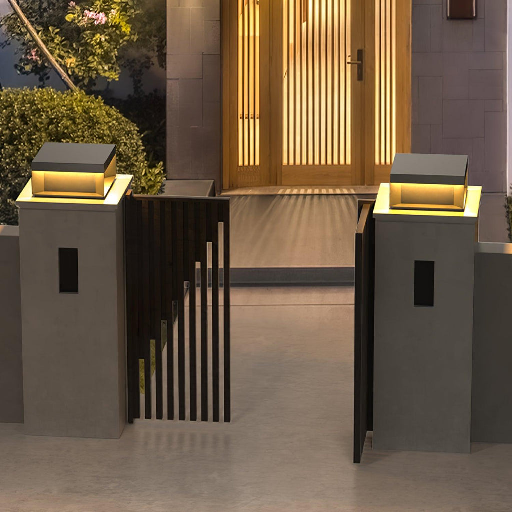 Outdoor-Gartenlampe Quadrat — Wasserdicht IP65 Pfostenleuchte Schwarz Metall & Mattiertes Glas — 20×20×10 cm / 30×30×15 cm / 40×40×20 cm / 50×50×35 cm — Solarpanel oder Netzanschluss — 3000K/4000K/6000K — Einfahrt, Terrasse, Weg & Zaun - Lamylie
