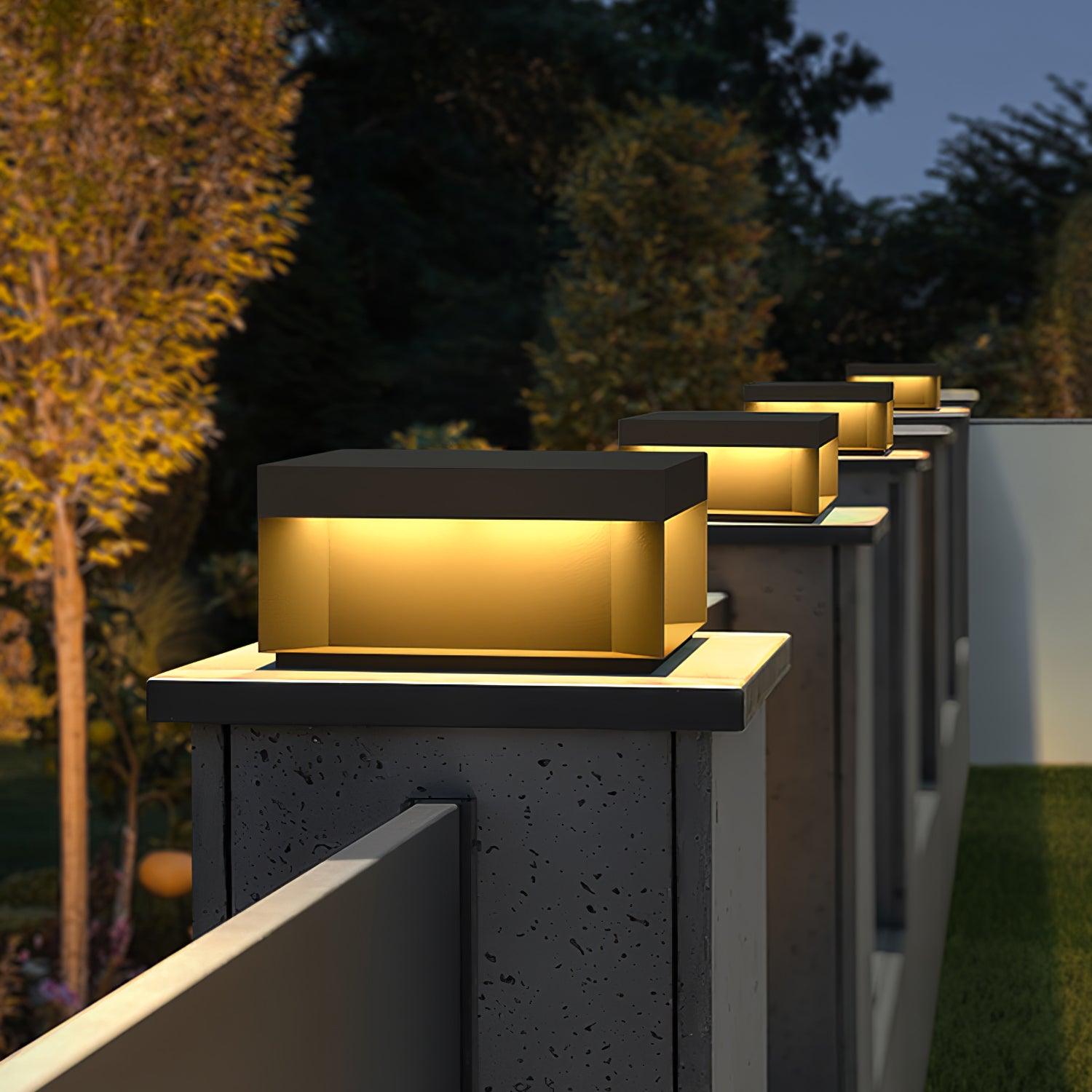 Outdoor-Gartenlampe Quadrat — Wasserdicht IP65 Pfostenleuchte Schwarz Metall & Mattiertes Glas — 20×20×10 cm / 30×30×15 cm / 40×40×20 cm / 50×50×35 cm — Solarpanel oder Netzanschluss — 3000K/4000K/6000K — Einfahrt, Terrasse, Weg & Zaun - Lamylie