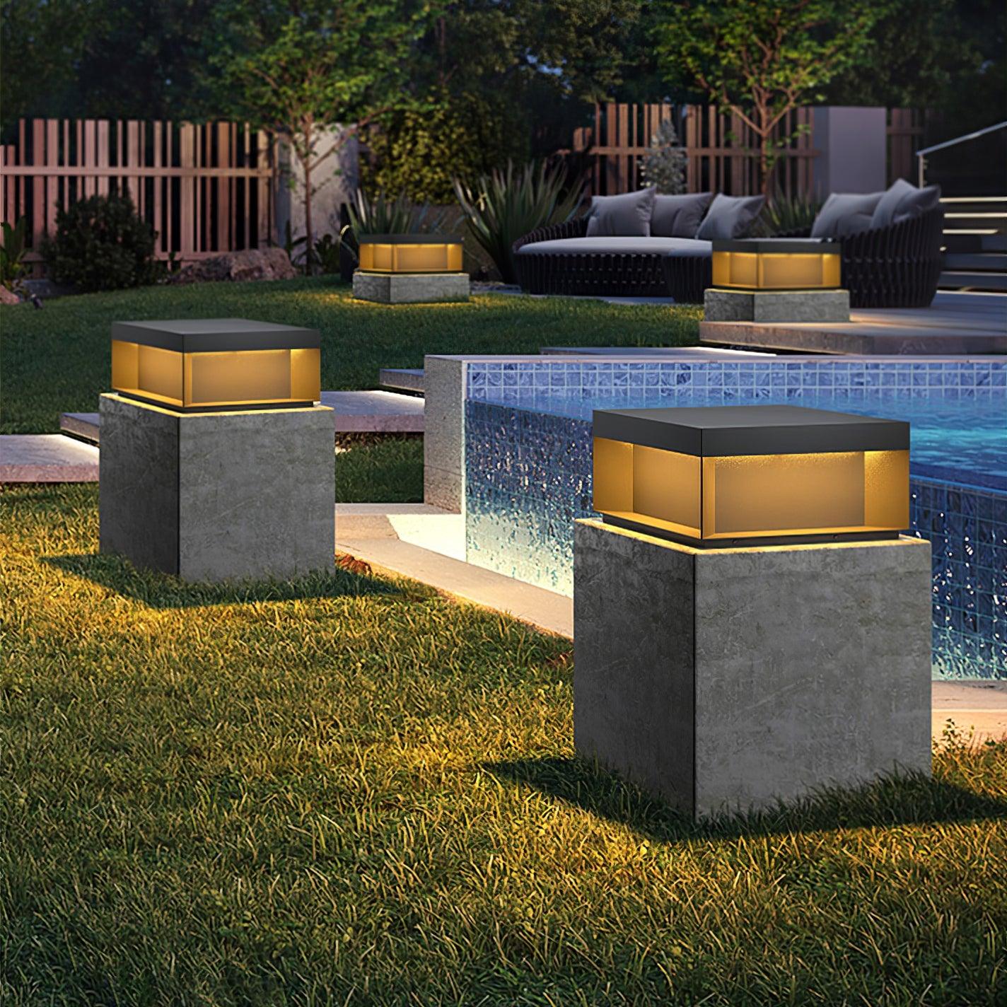 Outdoor-Gartenlampe Quadrat — Wasserdicht IP65 Pfostenleuchte Schwarz Metall & Mattiertes Glas — 20×20×10 cm / 30×30×15 cm / 40×40×20 cm / 50×50×35 cm — Solarpanel oder Netzanschluss — 3000K/4000K/6000K — Einfahrt, Terrasse, Weg & Zaun - Lamylie