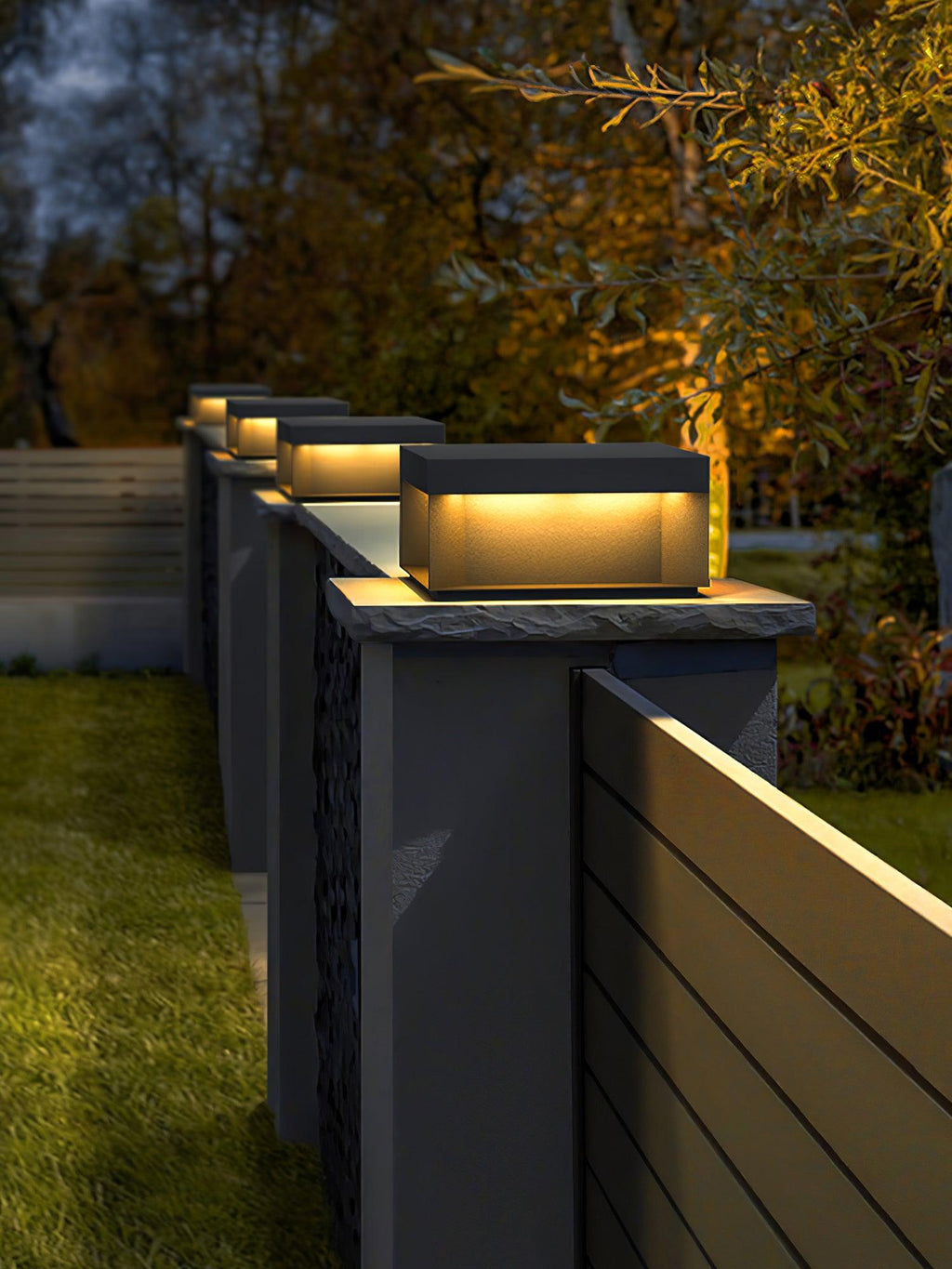 Outdoor-Gartenlampe Quadrat — Wasserdicht IP65 Pfostenleuchte Schwarz Metall & Mattiertes Glas — 20×20×10 cm / 30×30×15 cm / 40×40×20 cm / 50×50×35 cm — Solarpanel oder Netzanschluss — 3000K/4000K/6000K — Einfahrt, Terrasse, Weg & Zaun - Lamylie