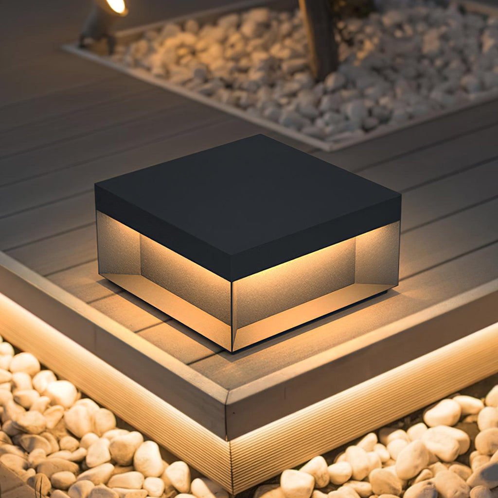 Outdoor-Gartenlampe Quadrat — Wasserdicht IP65 Pfostenleuchte Schwarz Metall & Mattiertes Glas — 20×20×10 cm / 30×30×15 cm / 40×40×20 cm / 50×50×35 cm — Solarpanel oder Netzanschluss — 3000K/4000K/6000K — Einfahrt, Terrasse, Weg & Zaun - Lamylie