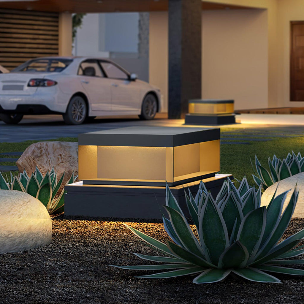 Outdoor-Gartenlampe Quadrat — Wasserdicht IP65 Pfostenleuchte Schwarz Metall & Mattiertes Glas — 20×20×10 cm / 30×30×15 cm / 40×40×20 cm / 50×50×35 cm — Solarpanel oder Netzanschluss — 3000K/4000K/6000K — Einfahrt, Terrasse, Weg & Zaun - Lamylie