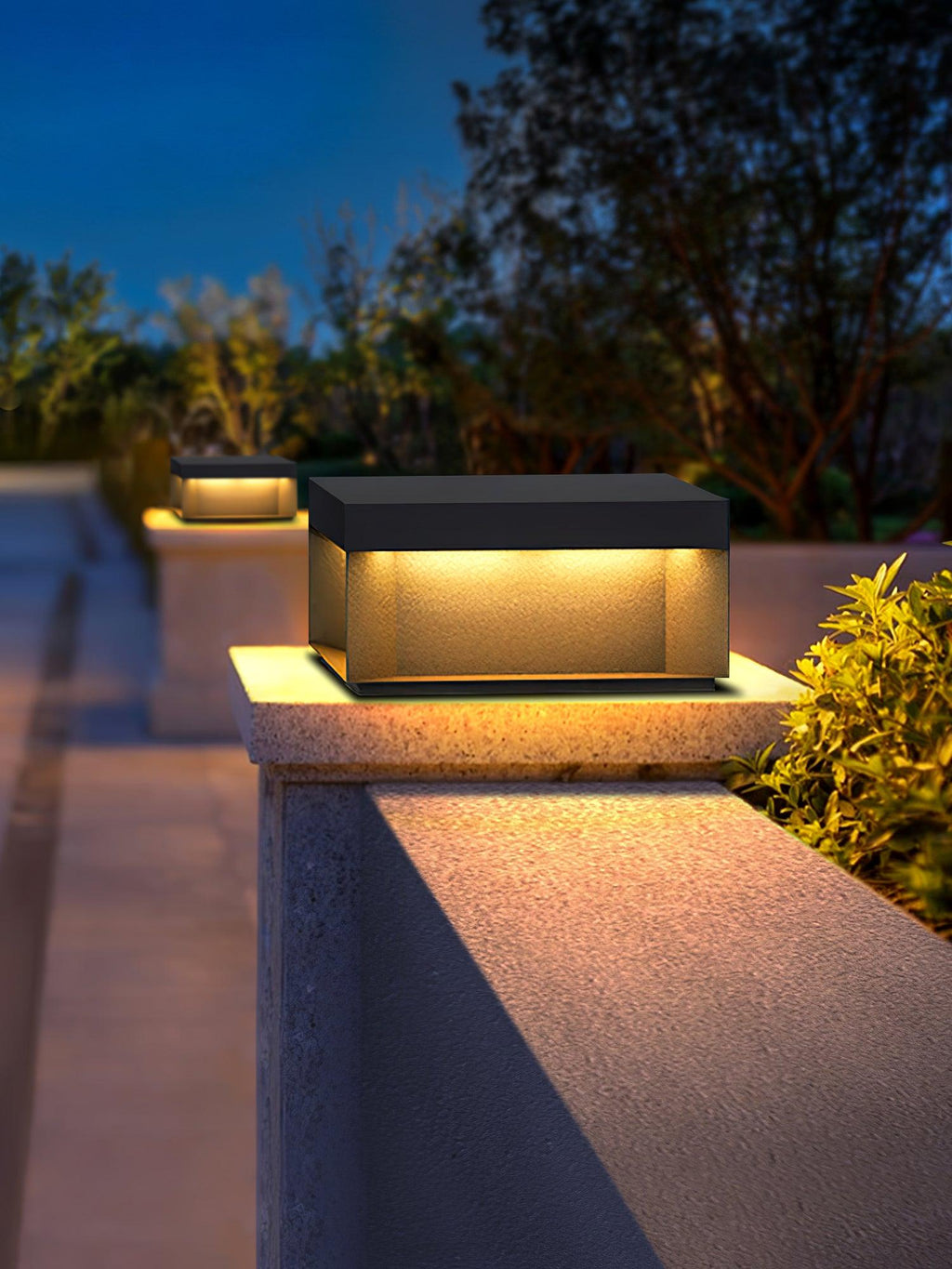 Outdoor-Gartenlampe Quadrat — Wasserdicht IP65 Pfostenleuchte Schwarz Metall & Mattiertes Glas — 20×20×10 cm / 30×30×15 cm / 40×40×20 cm / 50×50×35 cm — Solarpanel oder Netzanschluss — 3000K/4000K/6000K — Einfahrt, Terrasse, Weg & Zaun - Lamylie