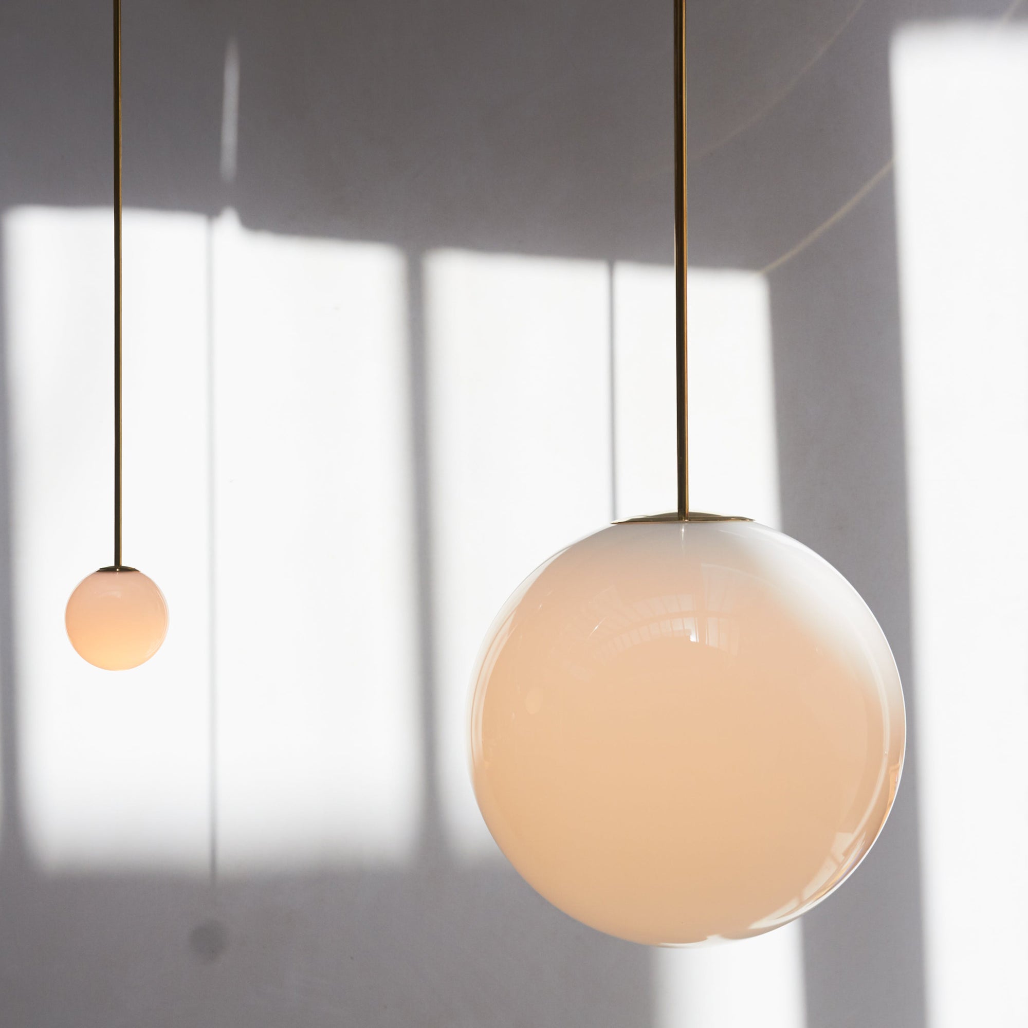 Architektoniczna lampa wisząca z opalowym szkłem — mosiężna lub czarna — Ø9-30cm — wysokość 100-200cm - Lamylie