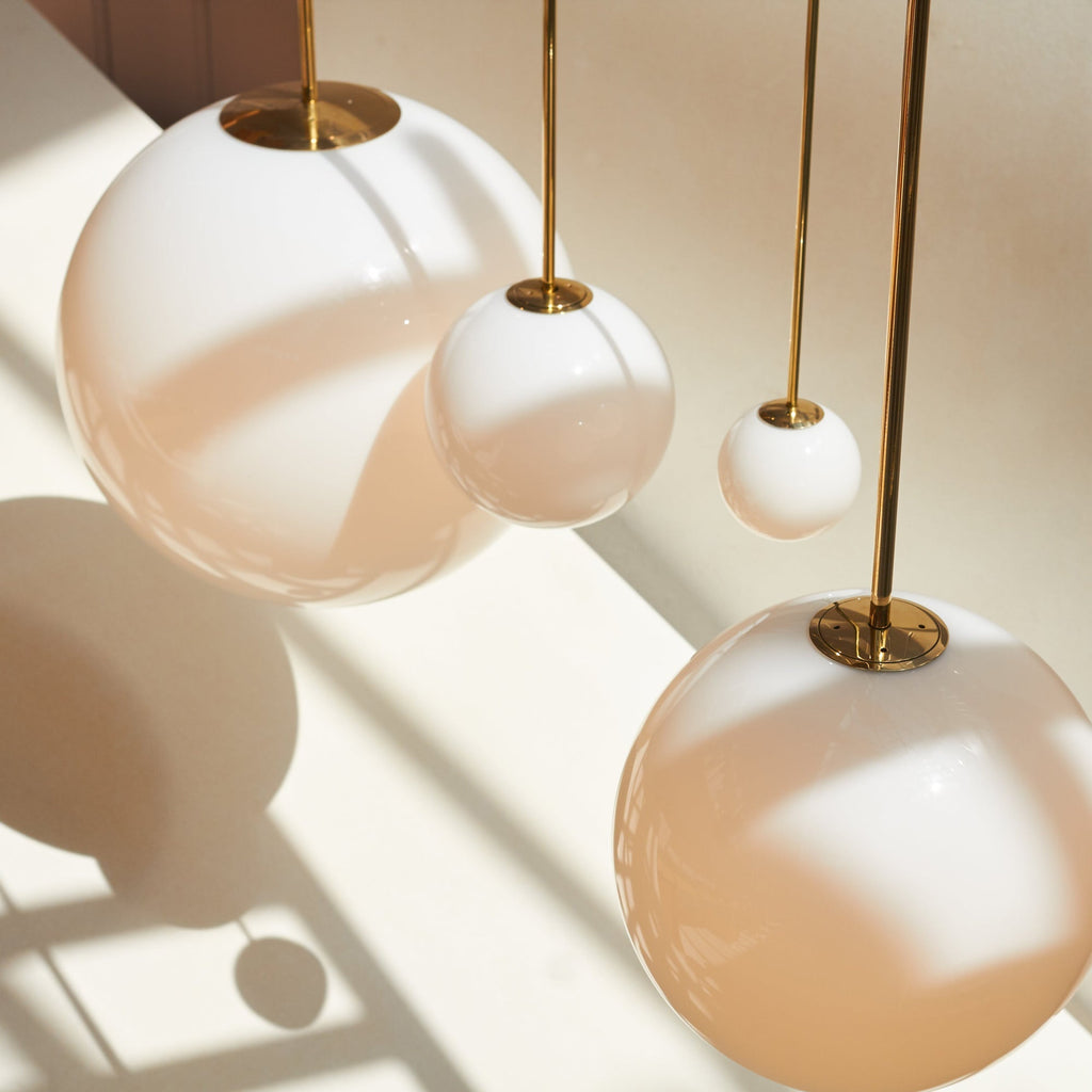 Architektoniczna lampa wisząca z opalowym szkłem — mosiężna lub czarna — Ø9-30cm — wysokość 100-200cm - Lamylie