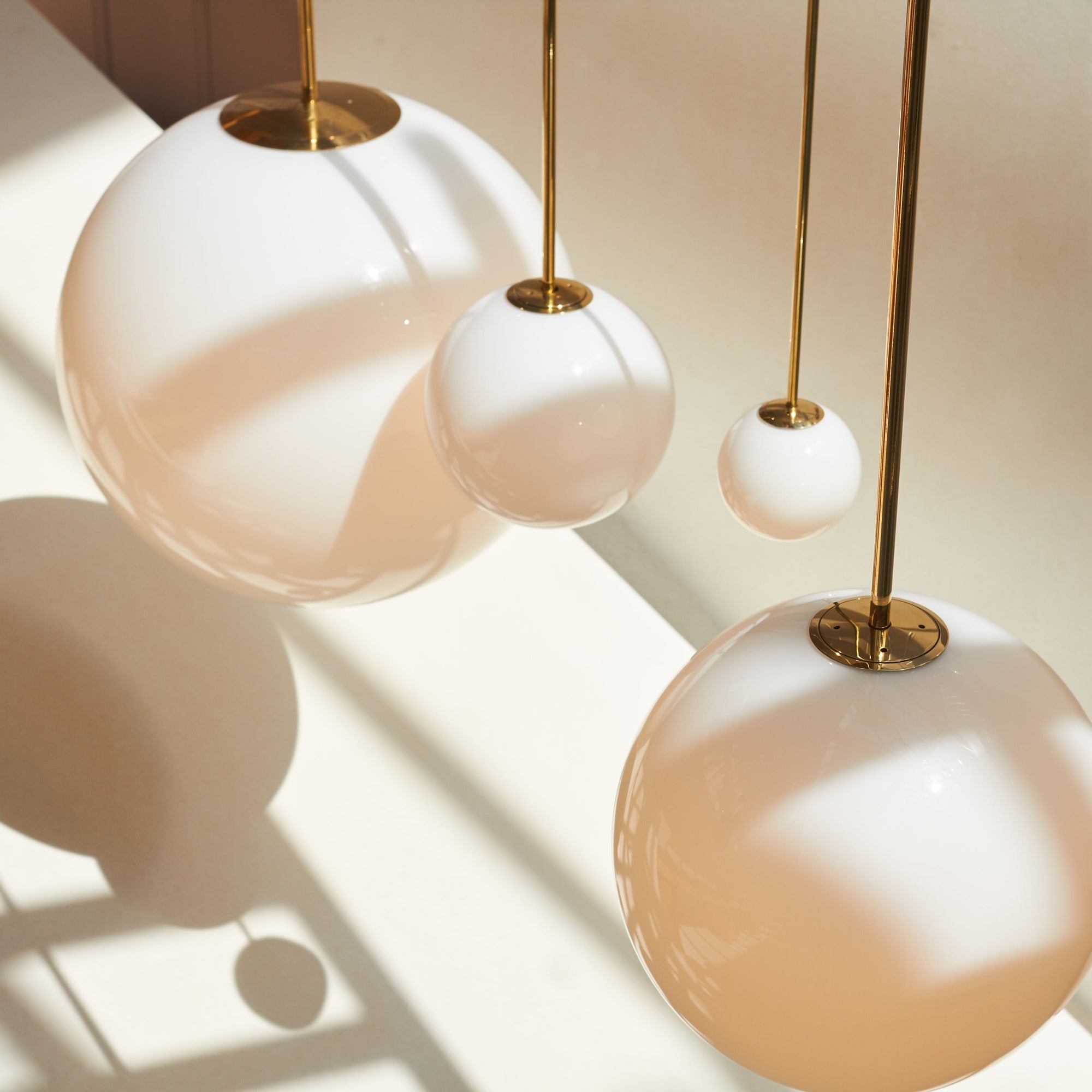 Architektoniczna lampa wisząca z opalowym szkłem — mosiężna lub czarna — Ø9-30cm — wysokość 100-200cm - Lamylie