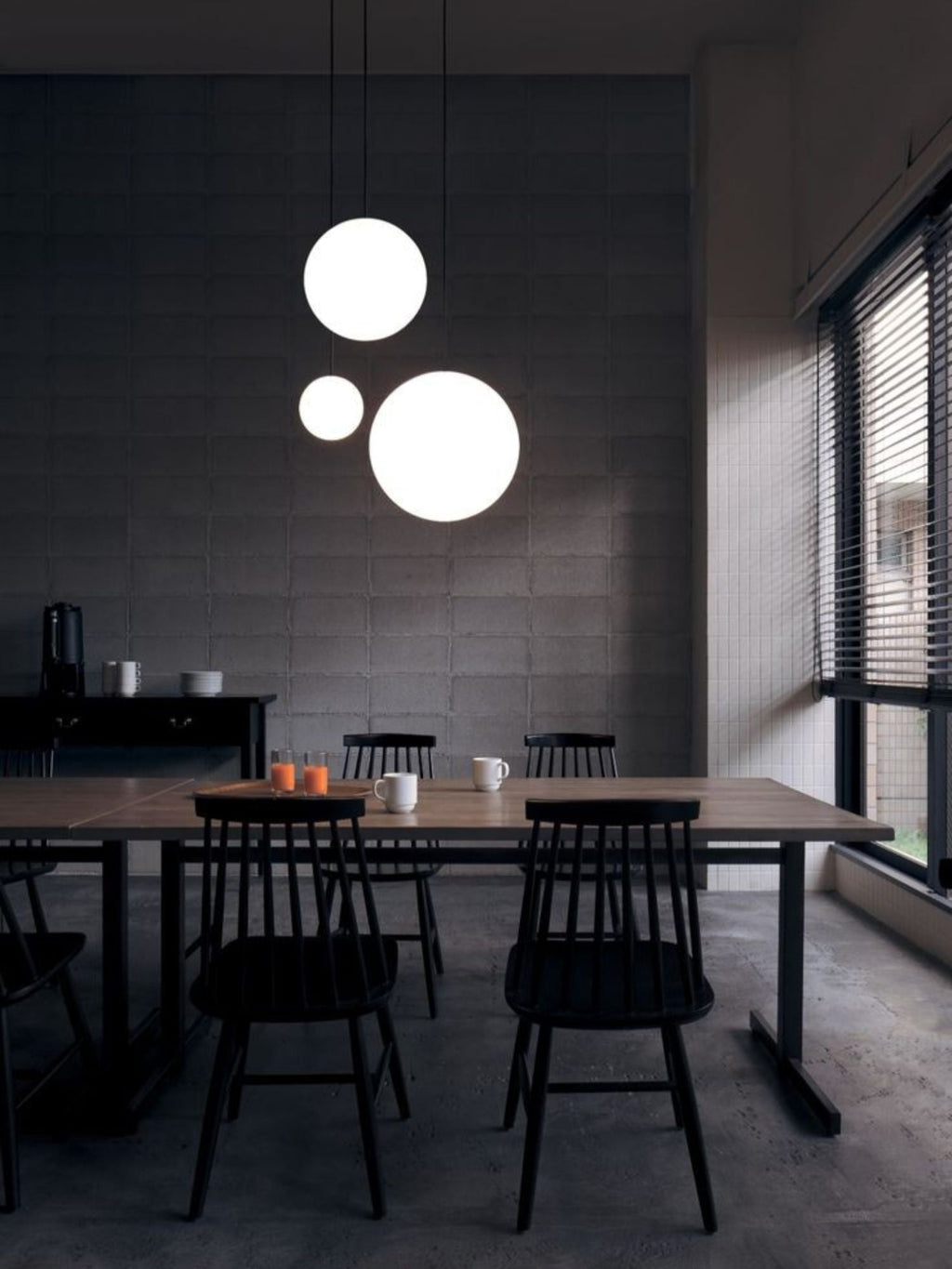 Architektoniczna lampa wisząca z opalowym szkłem — mosiężna lub czarna — Ø9-30cm — wysokość 100-200cm - Lamylie