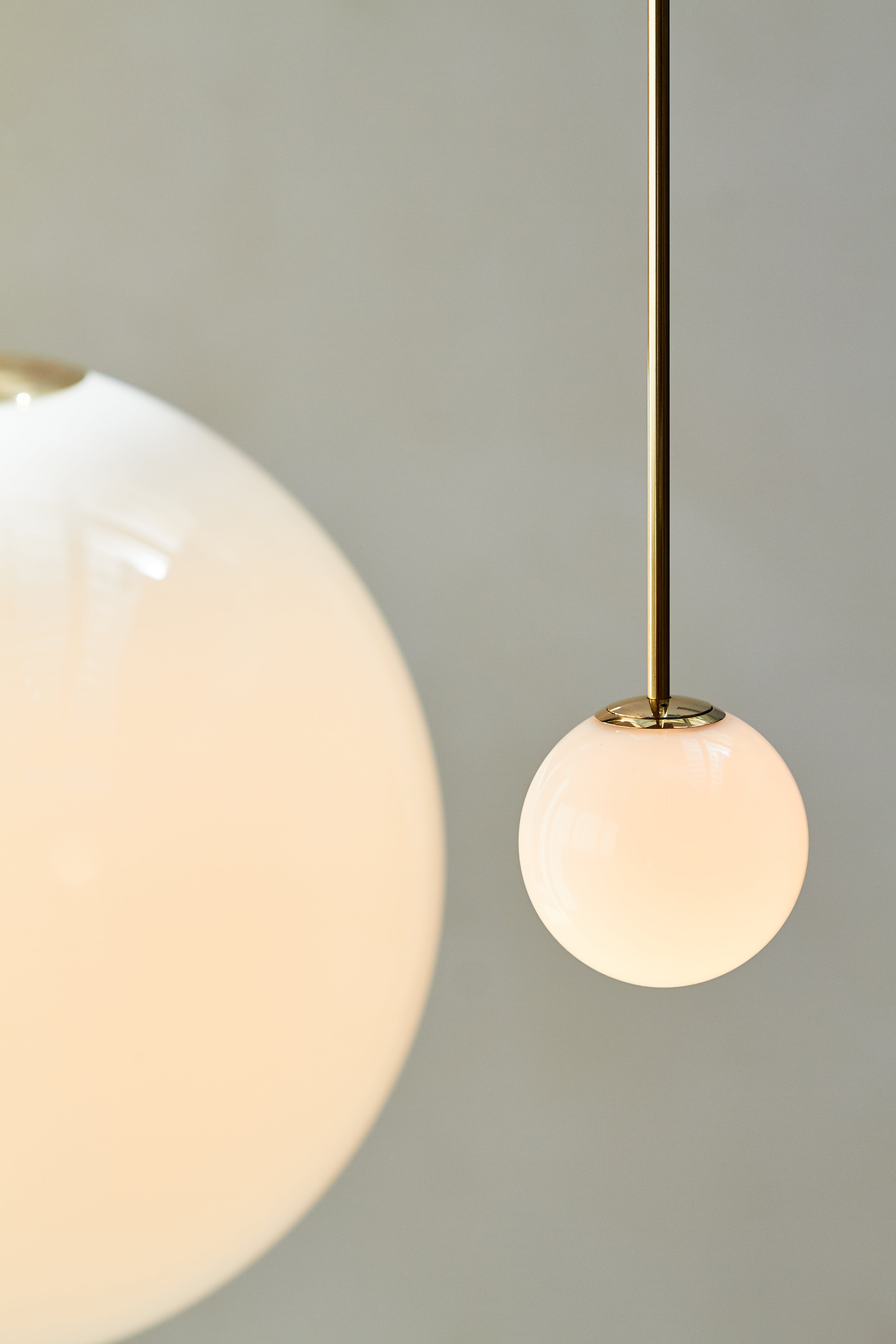 Architektoniczna lampa wisząca z opalowym szkłem — mosiężna lub czarna — Ø9-30cm — wysokość 100-200cm - Lamylie