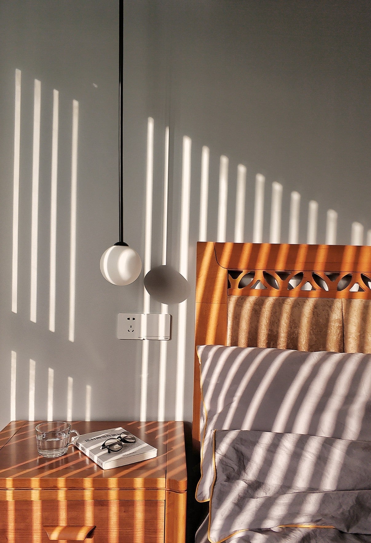 Architektoniczna lampa wisząca z opalowym szkłem — mosiężna lub czarna — Ø9-30cm — wysokość 100-200cm - Lamylie