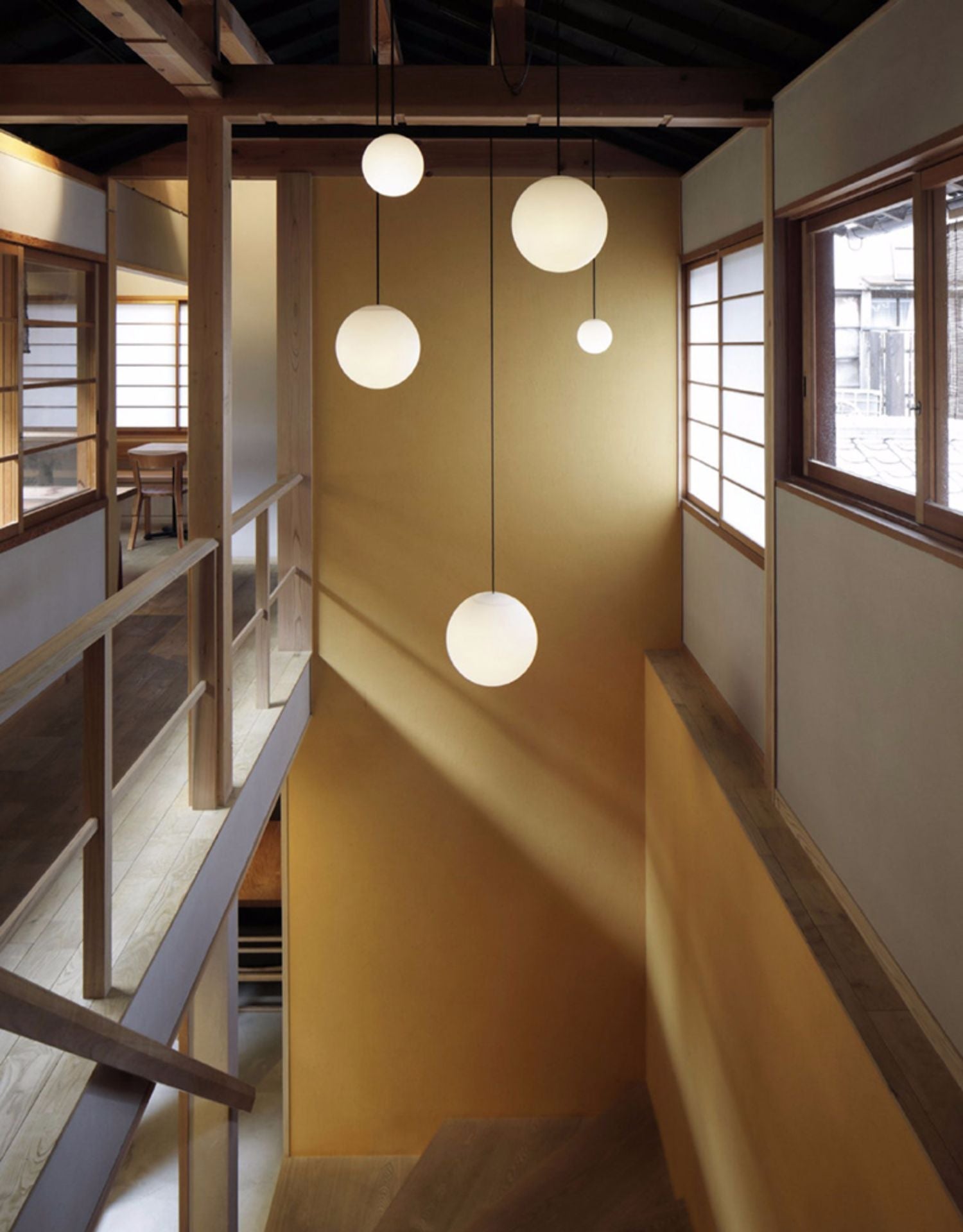 Architektoniczna lampa wisząca z opalowym szkłem — mosiężna lub czarna — Ø9-30cm — wysokość 100-200cm - Lamylie