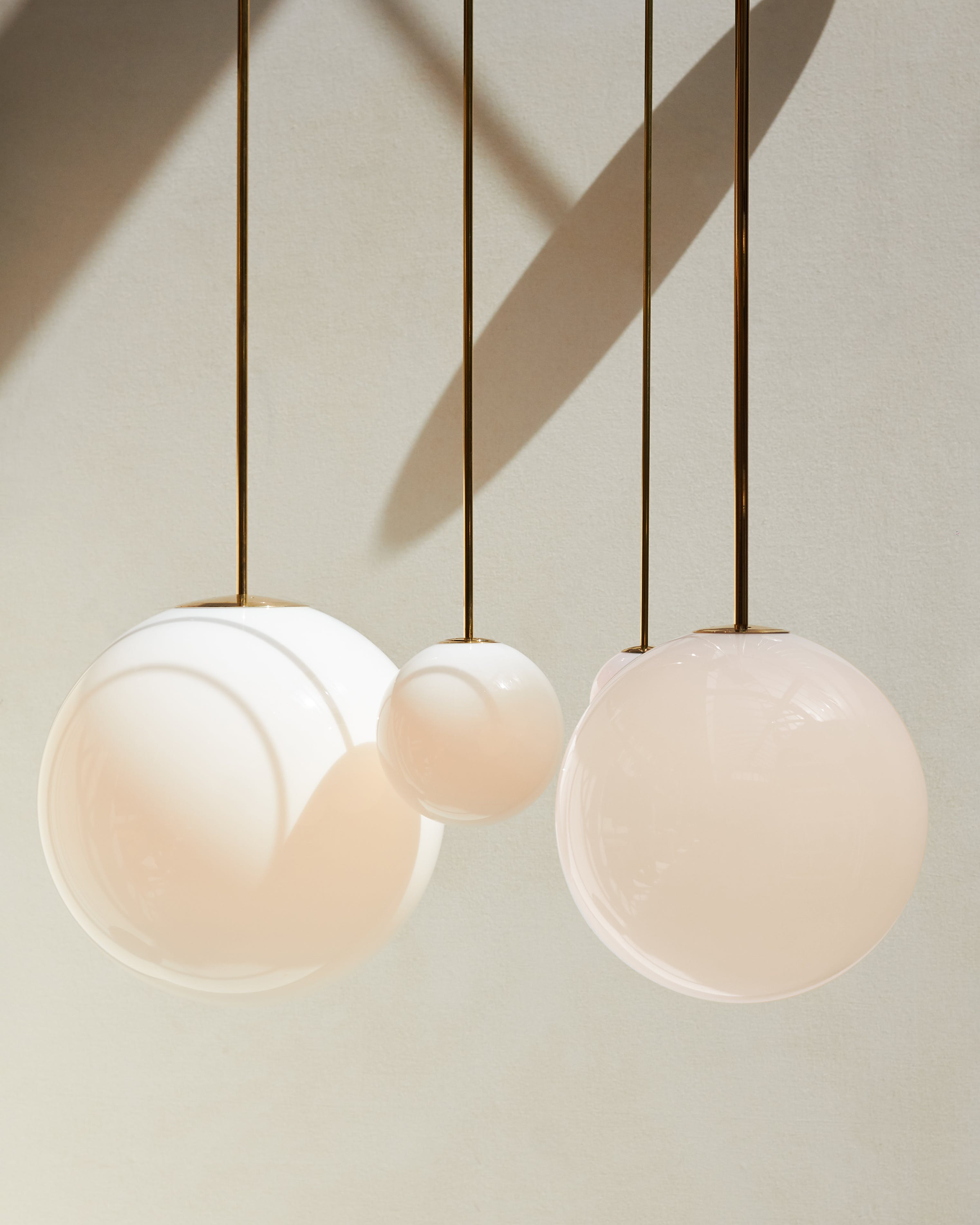 Architektoniczna lampa wisząca z opalowym szkłem — mosiężna lub czarna — Ø9-30cm — wysokość 100-200cm - Lamylie