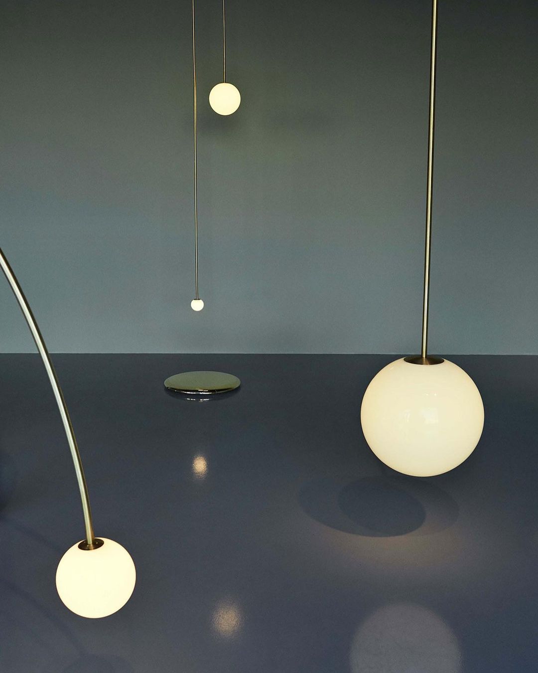 Architektoniczna lampa wisząca z opalowym szkłem — mosiężna lub czarna — Ø9-30cm — wysokość 100-200cm - Lamylie