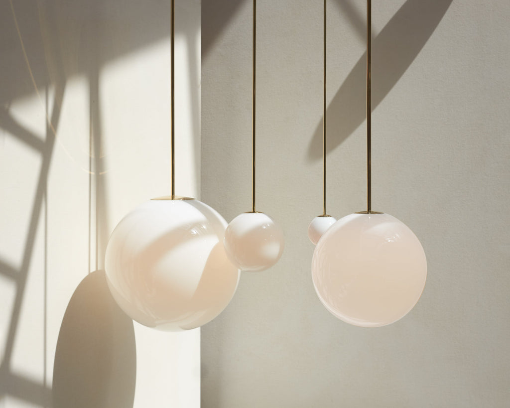 Architektoniczna lampa wisząca z opalowym szkłem — mosiężna lub czarna — Ø9-30cm — wysokość 100-200cm - Lamylie