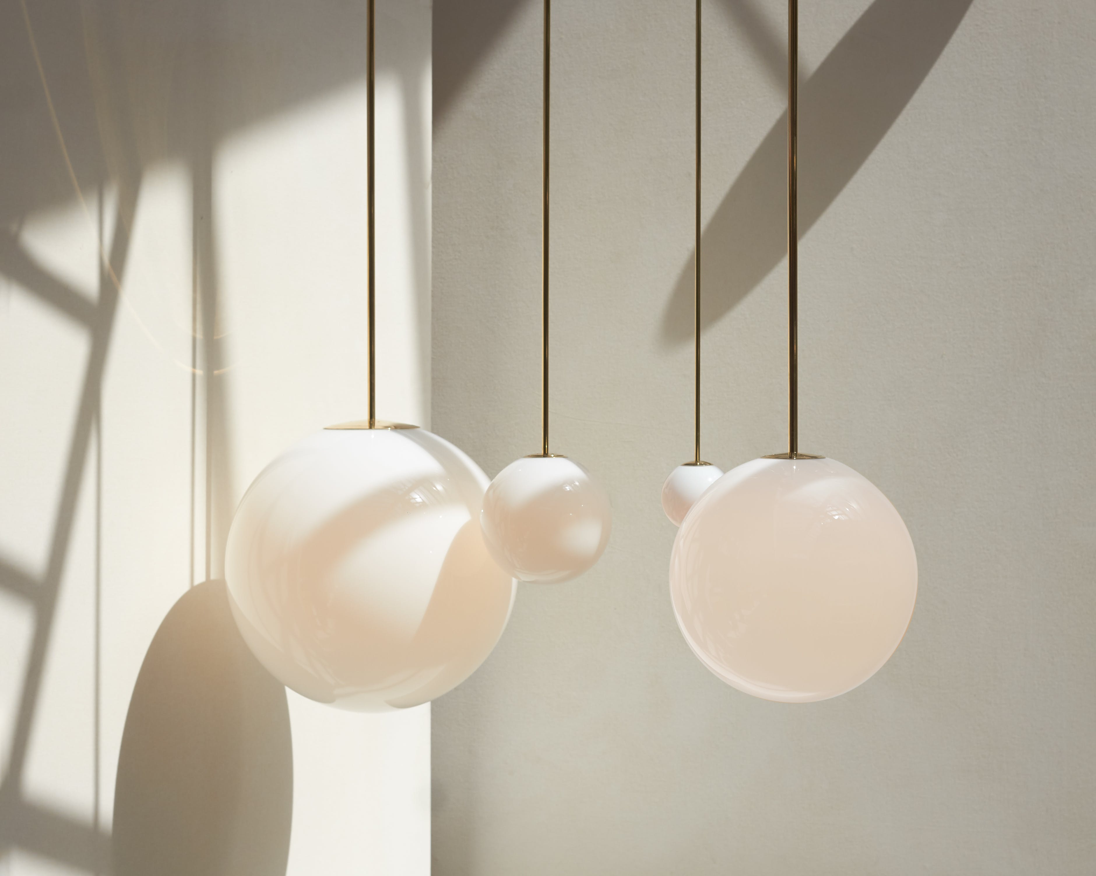 Architektoniczna lampa wisząca z opalowym szkłem — mosiężna lub czarna — Ø9-30cm — wysokość 100-200cm - Lamylie