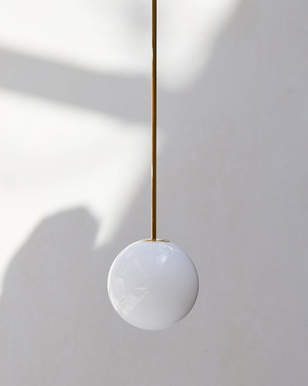 Architektoniczna lampa wisząca z opalowym szkłem — mosiężna lub czarna — Ø9-30cm — wysokość 100-200cm - Lamylie