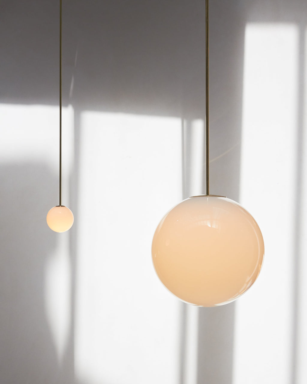 Architektoniczna lampa wisząca z opalowym szkłem — mosiężna lub czarna — Ø9-30cm — wysokość 100-200cm - Lamylie