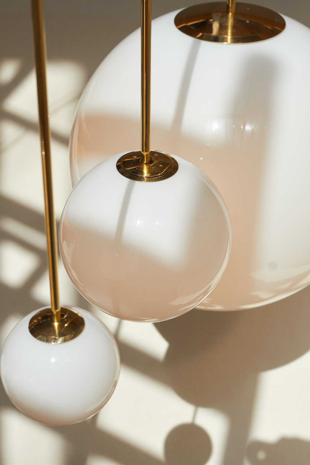 Architektoniczna lampa wisząca z opalowym szkłem — mosiężna lub czarna — Ø9-30cm — wysokość 100-200cm - Lamylie