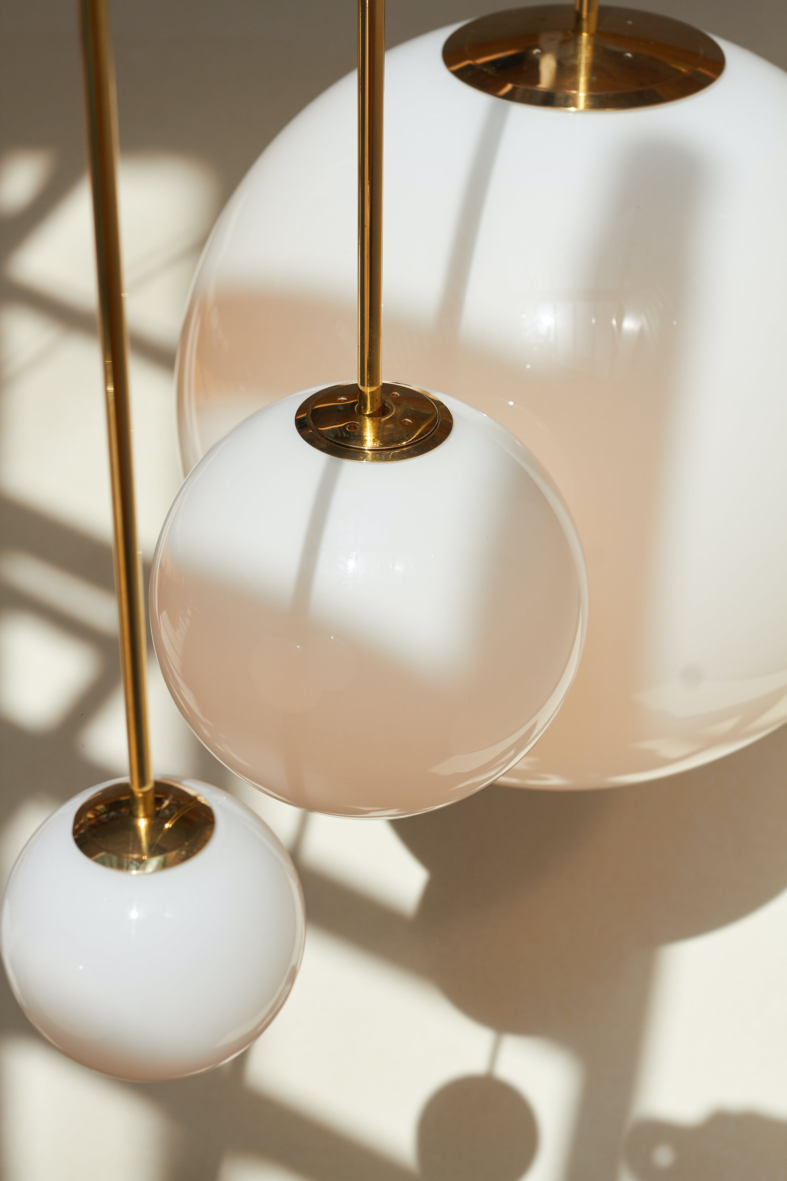 Architektoniczna lampa wisząca z opalowym szkłem — mosiężna lub czarna — Ø9-30cm — wysokość 100-200cm - Lamylie