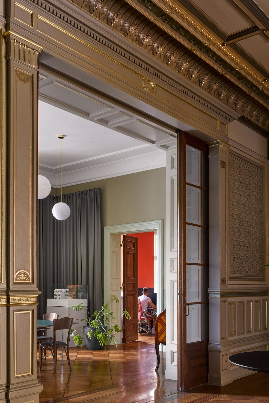 Architektoniczna lampa wisząca z opalowym szkłem — mosiężna lub czarna — Ø9-30cm — wysokość 100-200cm - Lamylie