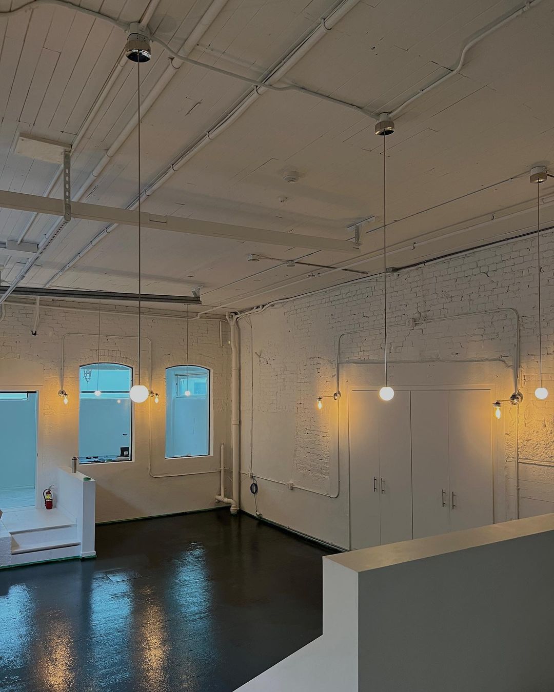 Architektoniczna lampa wisząca z opalowym szkłem — mosiężna lub czarna — Ø9-30cm — wysokość 100-200cm - Lamylie