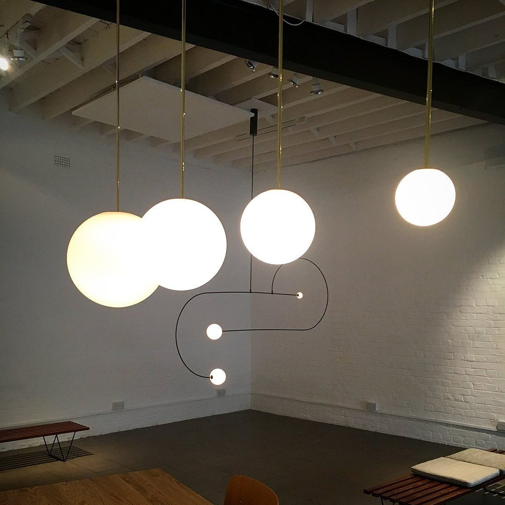 Architektoniczna lampa wisząca z opalowym szkłem — mosiężna lub czarna — Ø9-30cm — wysokość 100-200cm - Lamylie