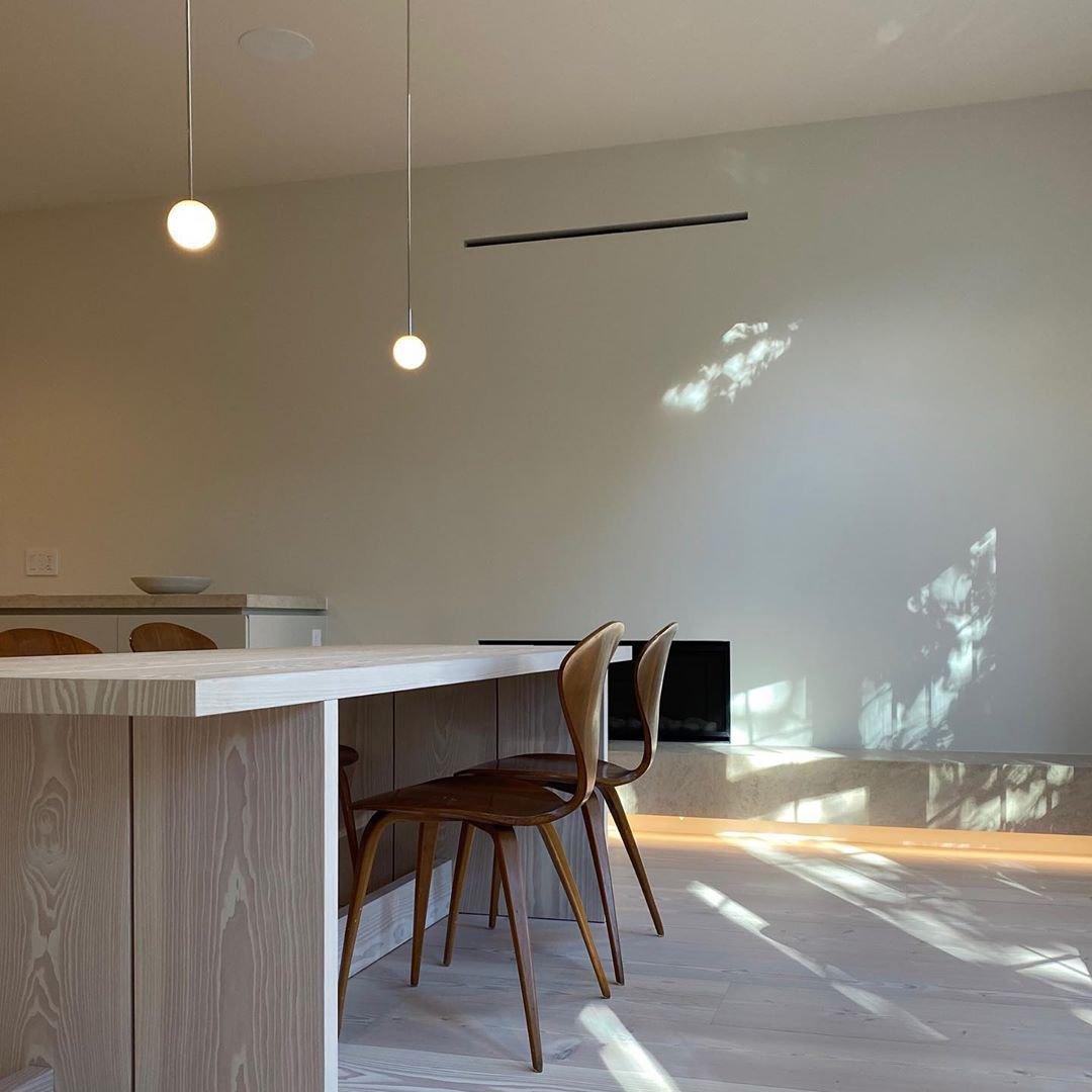 Architektoniczna lampa wisząca z opalowym szkłem — mosiężna lub czarna — Ø9-30cm — wysokość 100-200cm - Lamylie