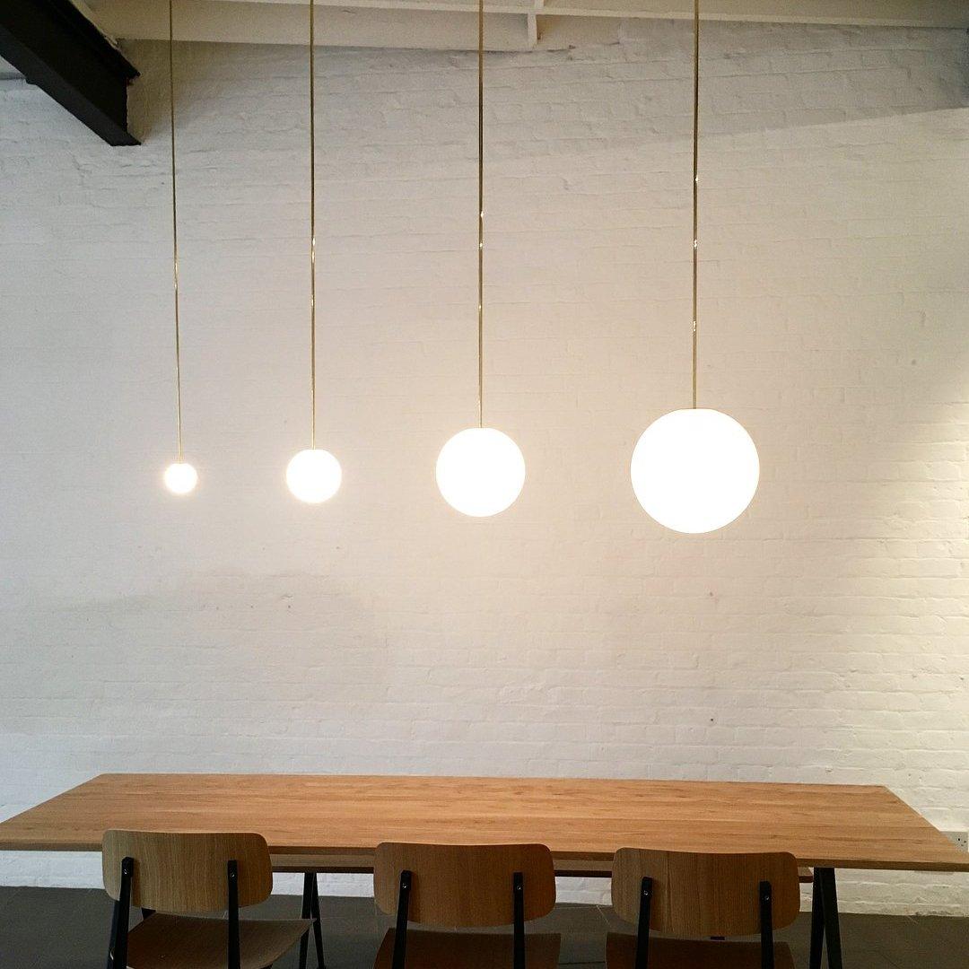 Architektoniczna lampa wisząca z opalowym szkłem — mosiężna lub czarna — Ø9-30cm — wysokość 100-200cm - Lamylie