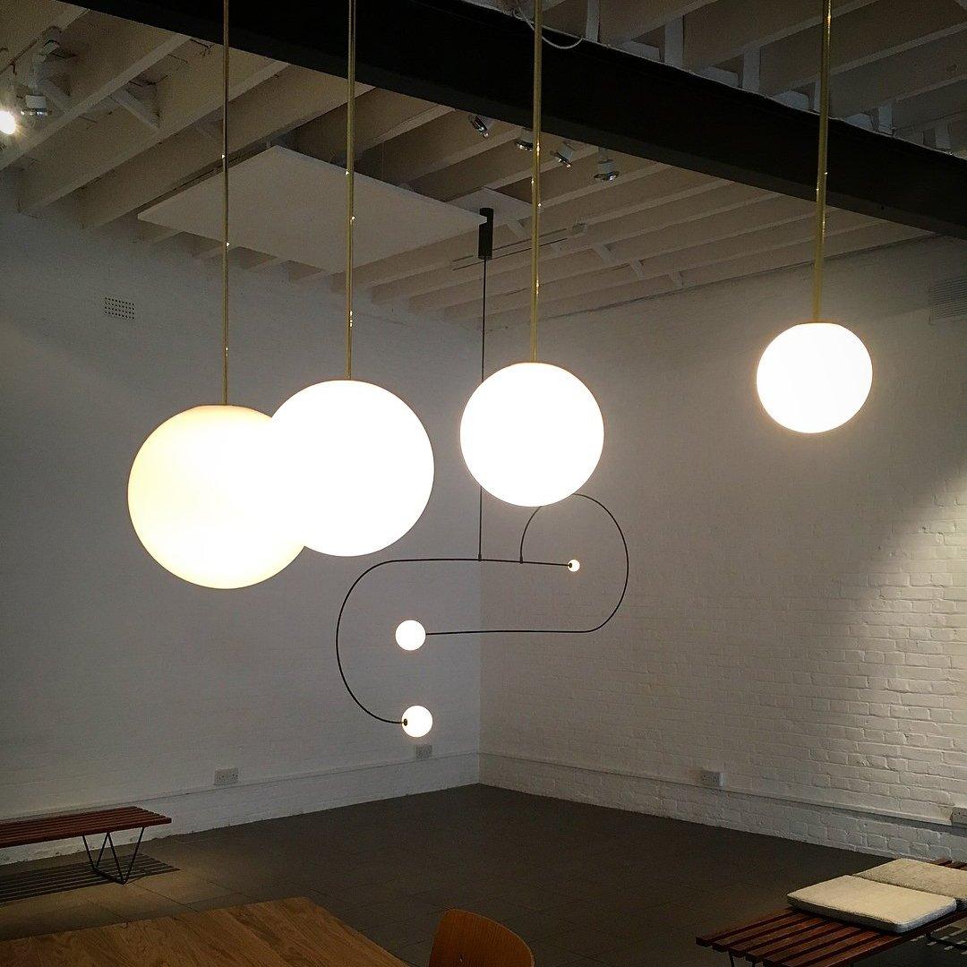 Architektoniczna lampa wisząca z opalowym szkłem — mosiężna lub czarna — Ø9-30cm — wysokość 100-200cm - Lamylie