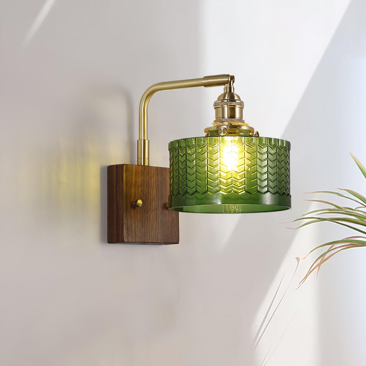 Elegante groene wandlamp met houten voet en glazen kap | Uniek schubbenpatroon voor sfeervolle verlichting - Lamylie