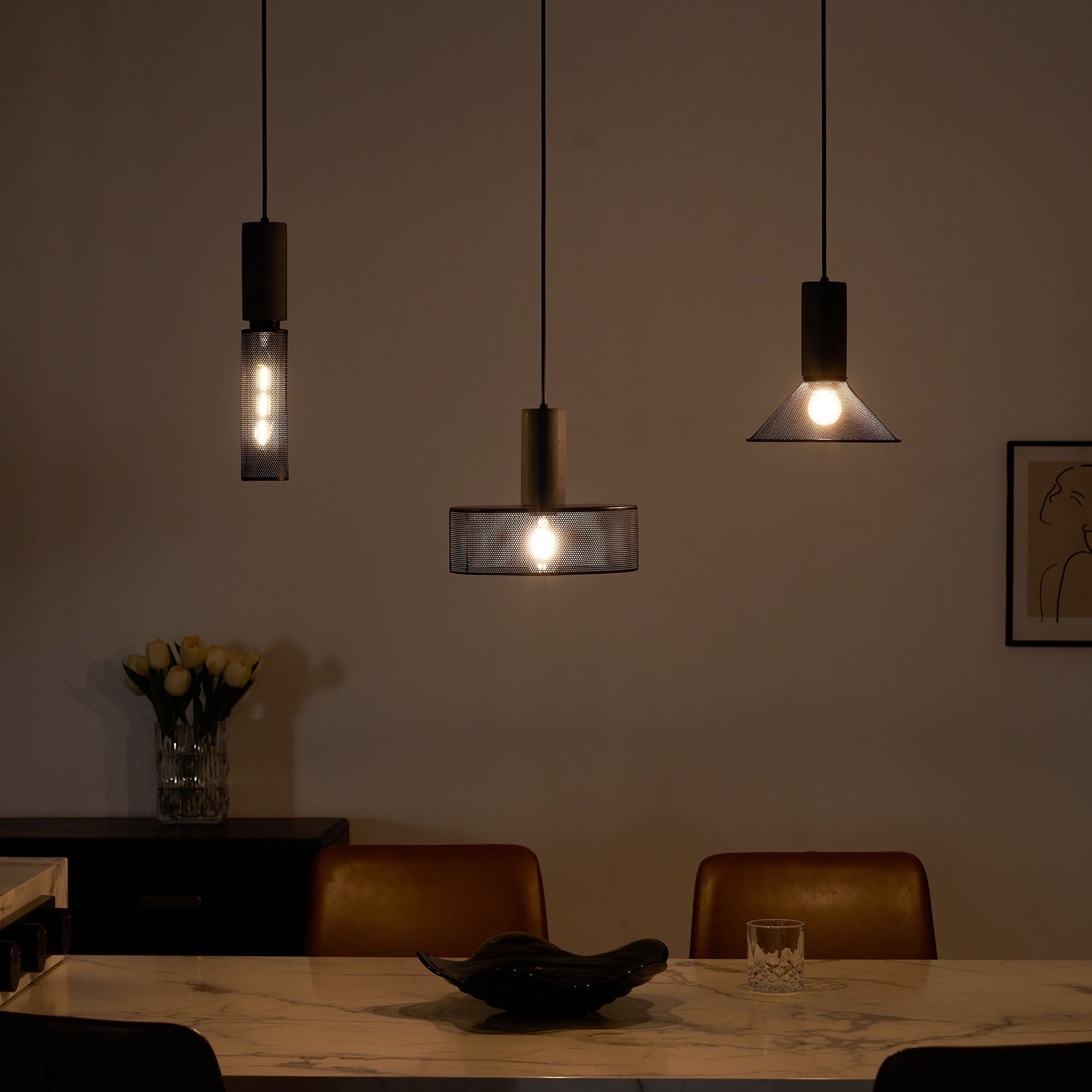 Industriell pendellampe med sement og svart netting — 6 former – Lamylie