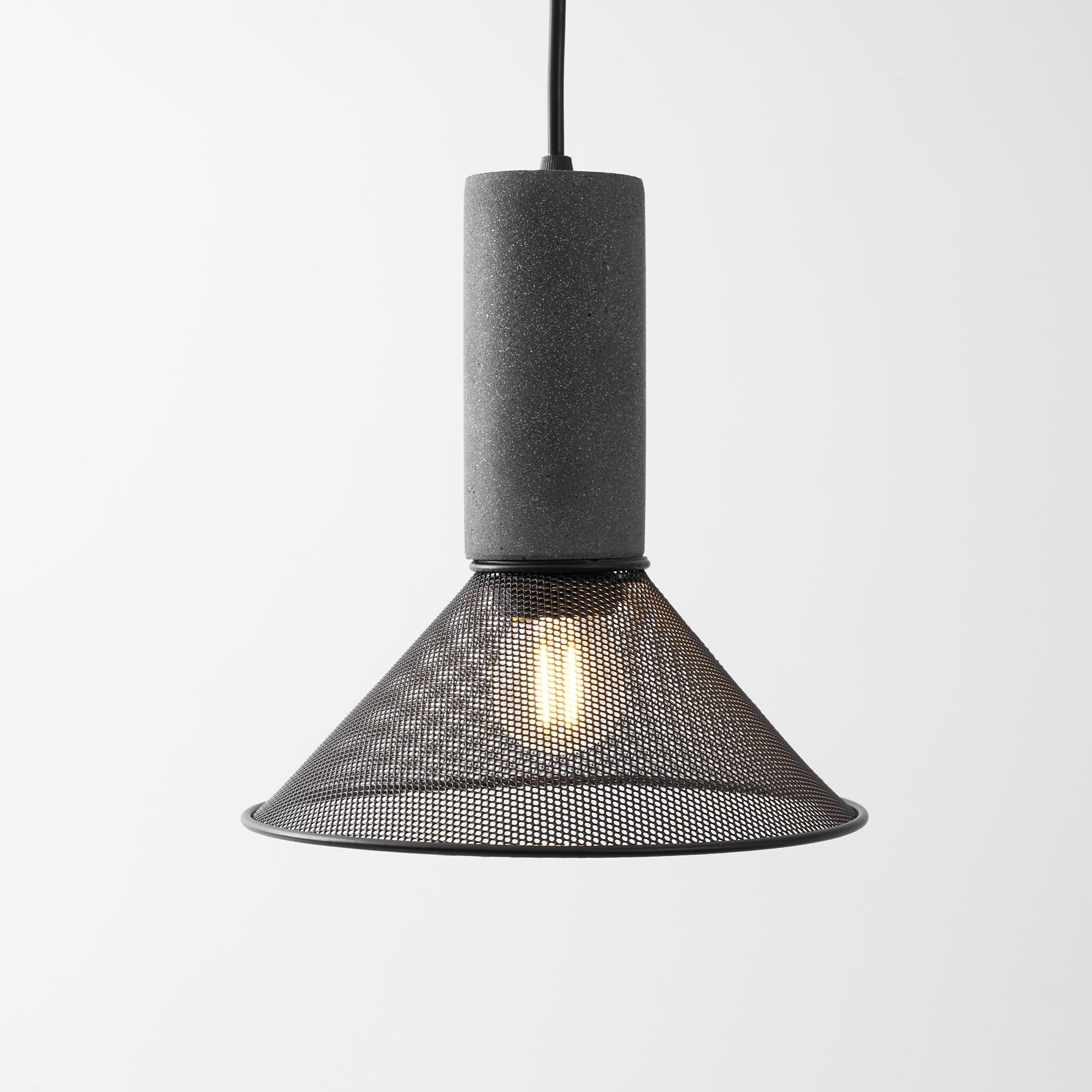 Industriell pendellampe med sement og svart netting — 6 former – Lamylie
